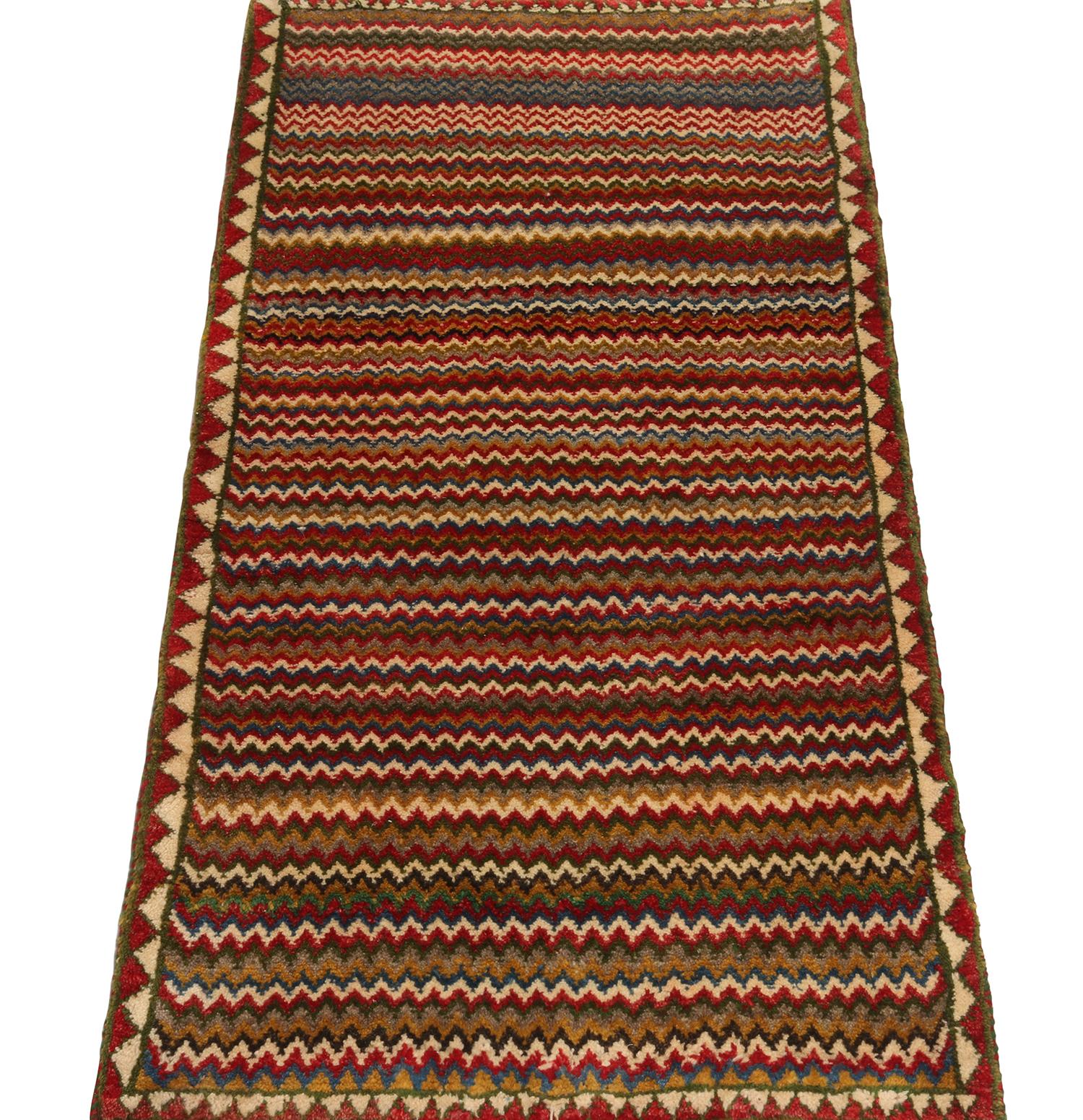 Alfombra tribal persa Gabbeh vintage con vibrantes motivos Chevron by Rug & Kilim Tribal en venta