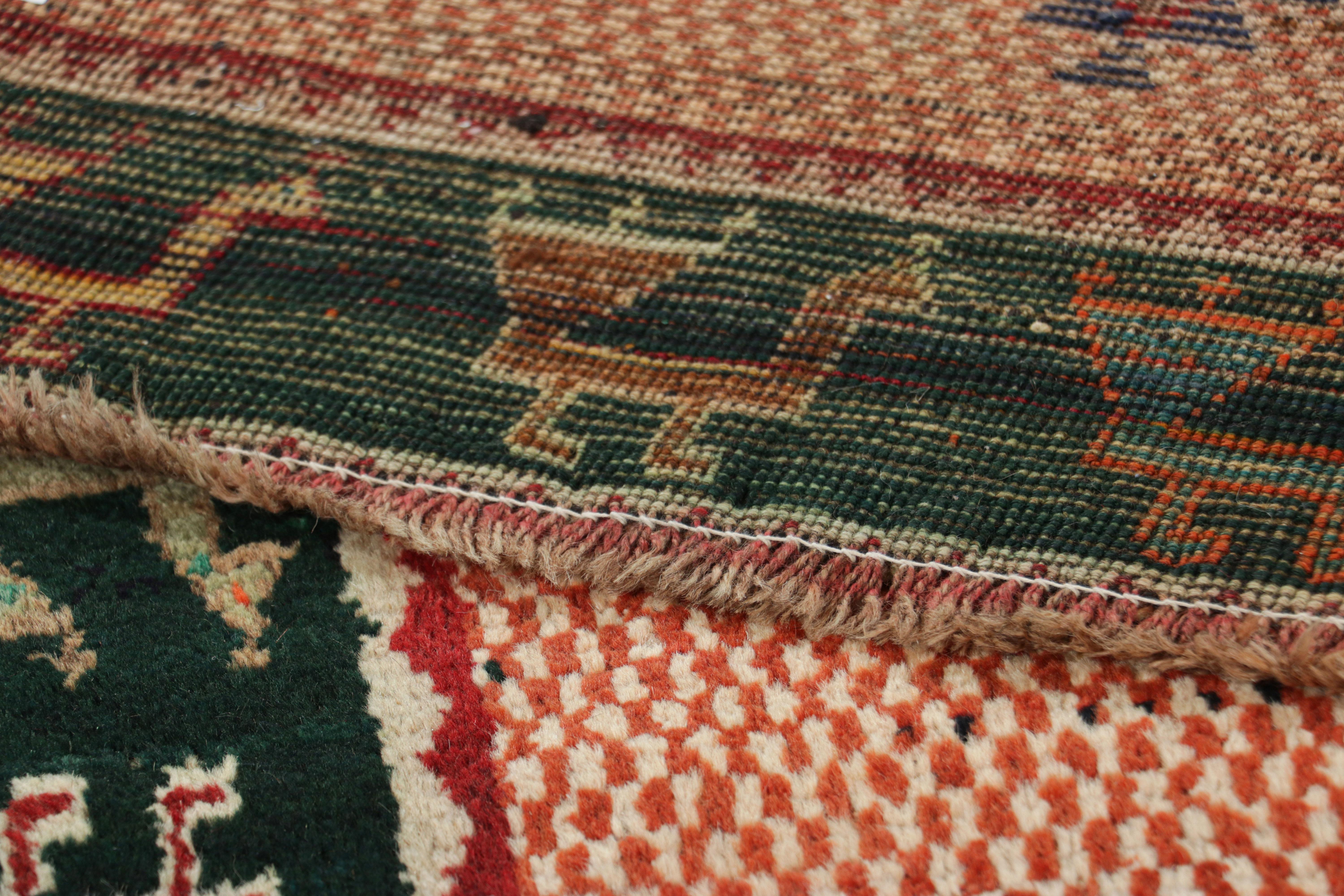 Dieser alte persische Gabbeh-Läufer und Perserteppich im Format 3x6 ist der neueste Zugang zu Rug & Kilims Auswahl an seltenen Stammesstücken. Handgeknüpft aus Wolle, ca. 1950-1960.

Über das Design: 

Dieser auffällige Läufer ist in der
