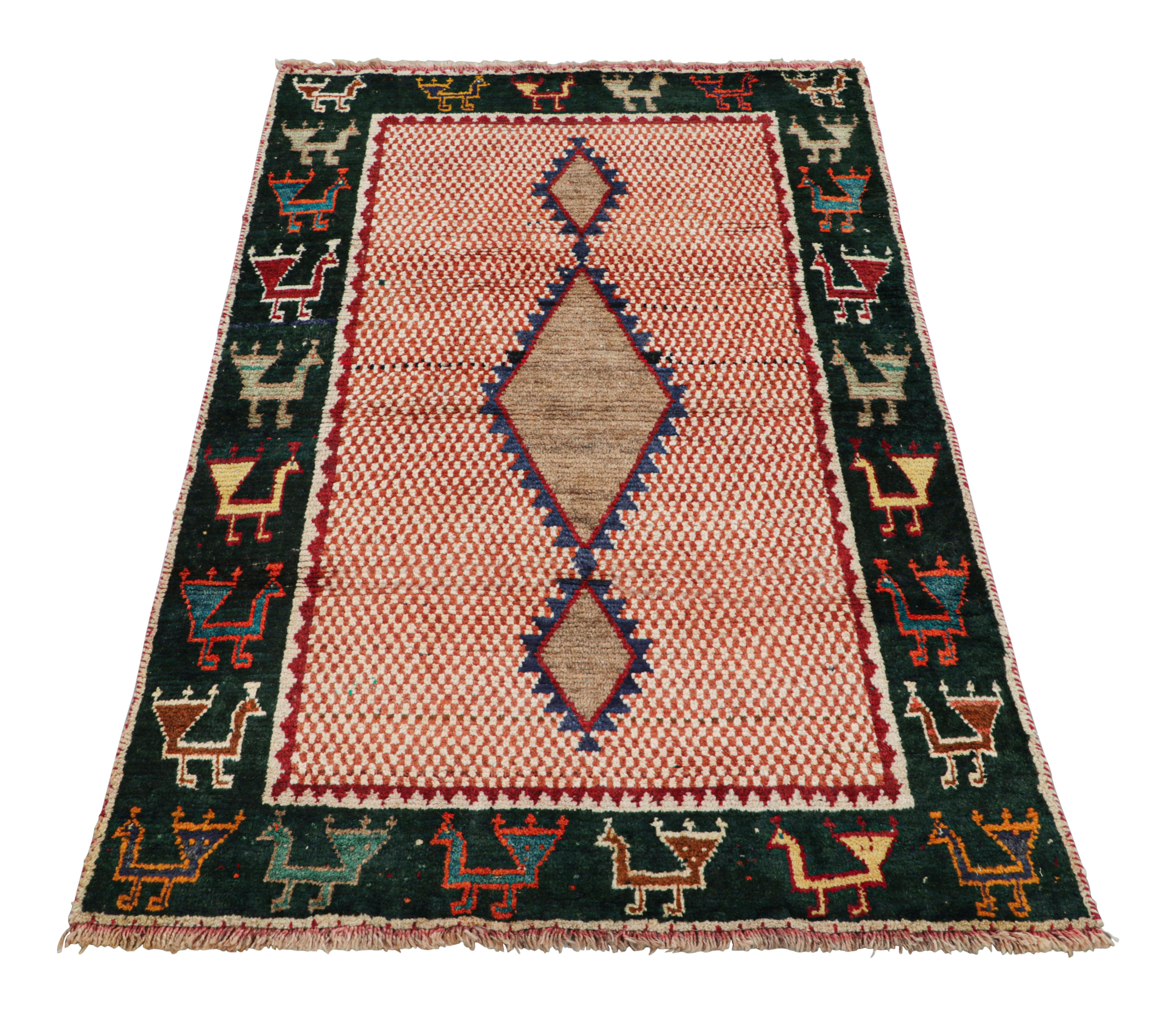 Vintage Gabbeh Persischer Stammes-Teppich, Rot mit DIamanten-Medaillons - Rug & Kilim (Handgeknüpft) im Angebot