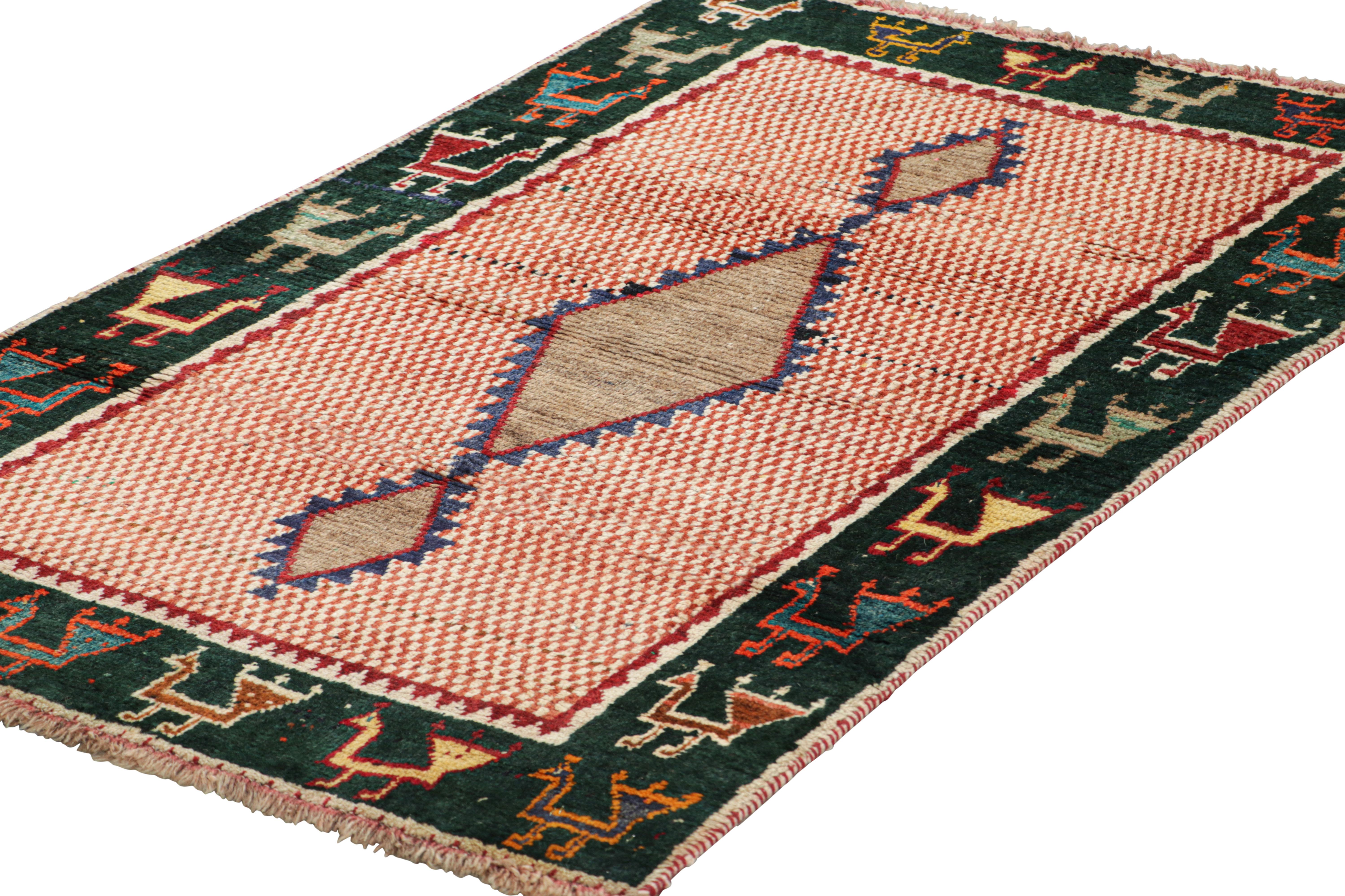 Vintage Gabbeh Persischer Stammes-Teppich, Rot mit DIamanten-Medaillons - Rug & Kilim im Zustand „Gut“ im Angebot in Long Island City, NY