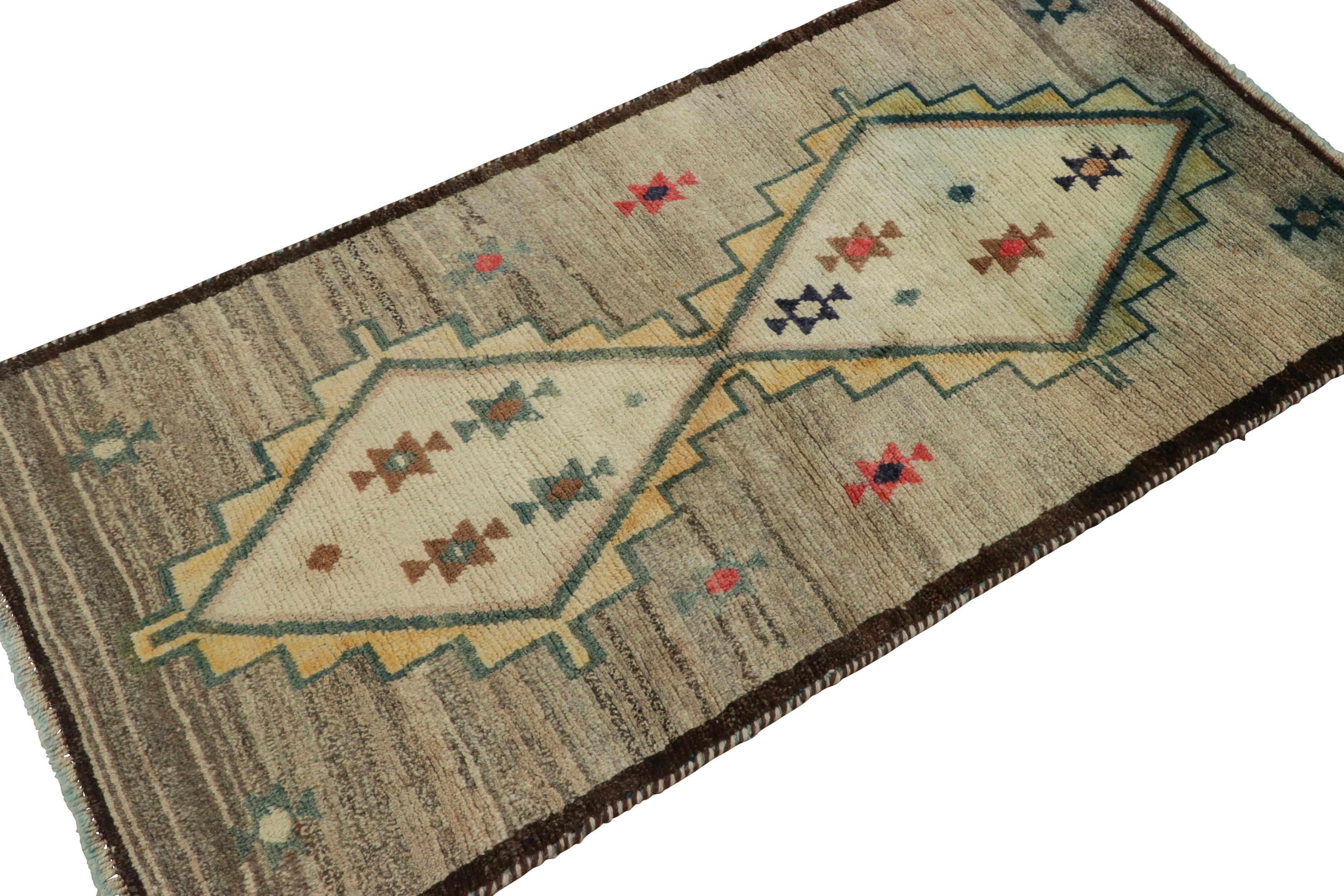 Gabbeh Vintage-Läufer in Gold & Grün mit Rautenmedaillon-Muster von Teppich & Kelim (Stammeskunst) im Angebot