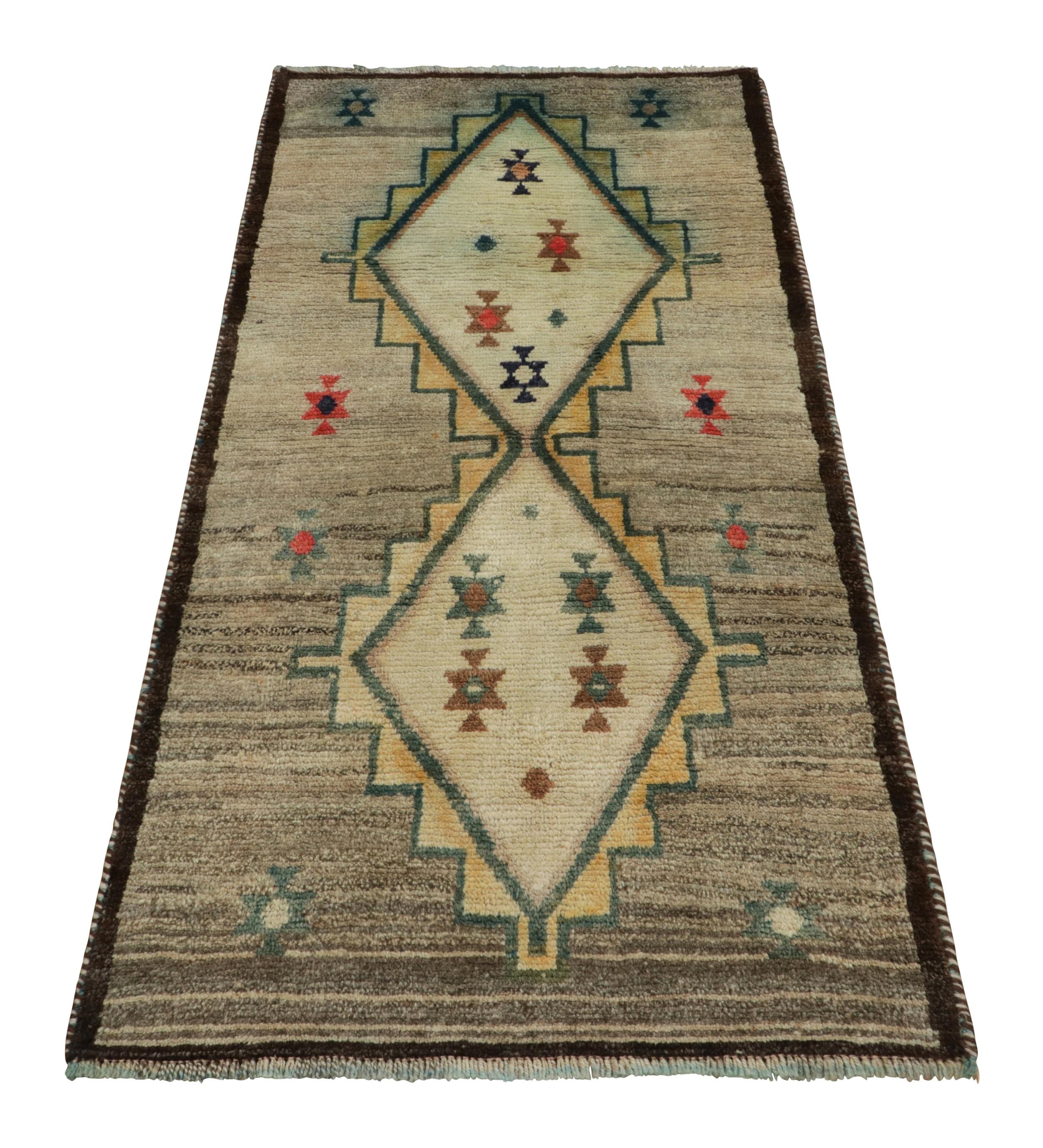 Gabbeh Vintage-Läufer in Gold & Grün mit Rautenmedaillon-Muster von Teppich & Kelim (Türkisch) im Angebot