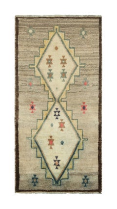 Gabbeh Vintage-Läufer in Gold & Grün mit Rautenmedaillon-Muster von Teppich & Kelim