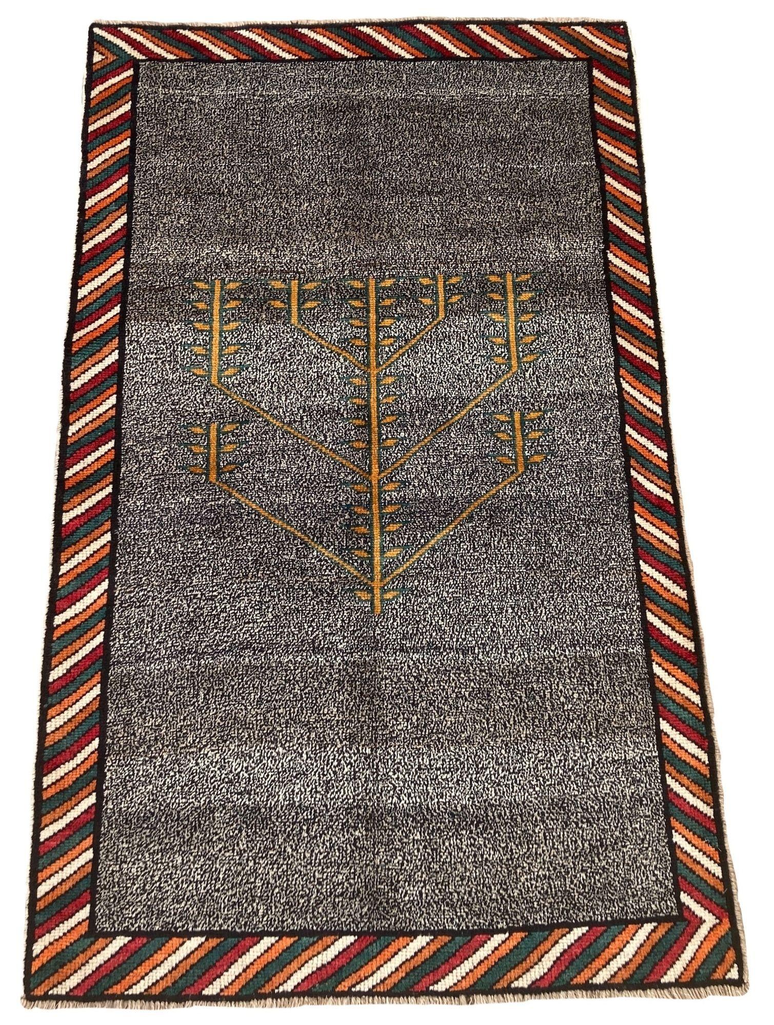 Ein wunderschöner Gabbeh-Teppich, handgewebt vom Nomadenstamm der Gaschgai um 1960 mit einem stilisierten Lebensbaum-Muster auf einem schwarz-weißen Feld (gemeinhin als 