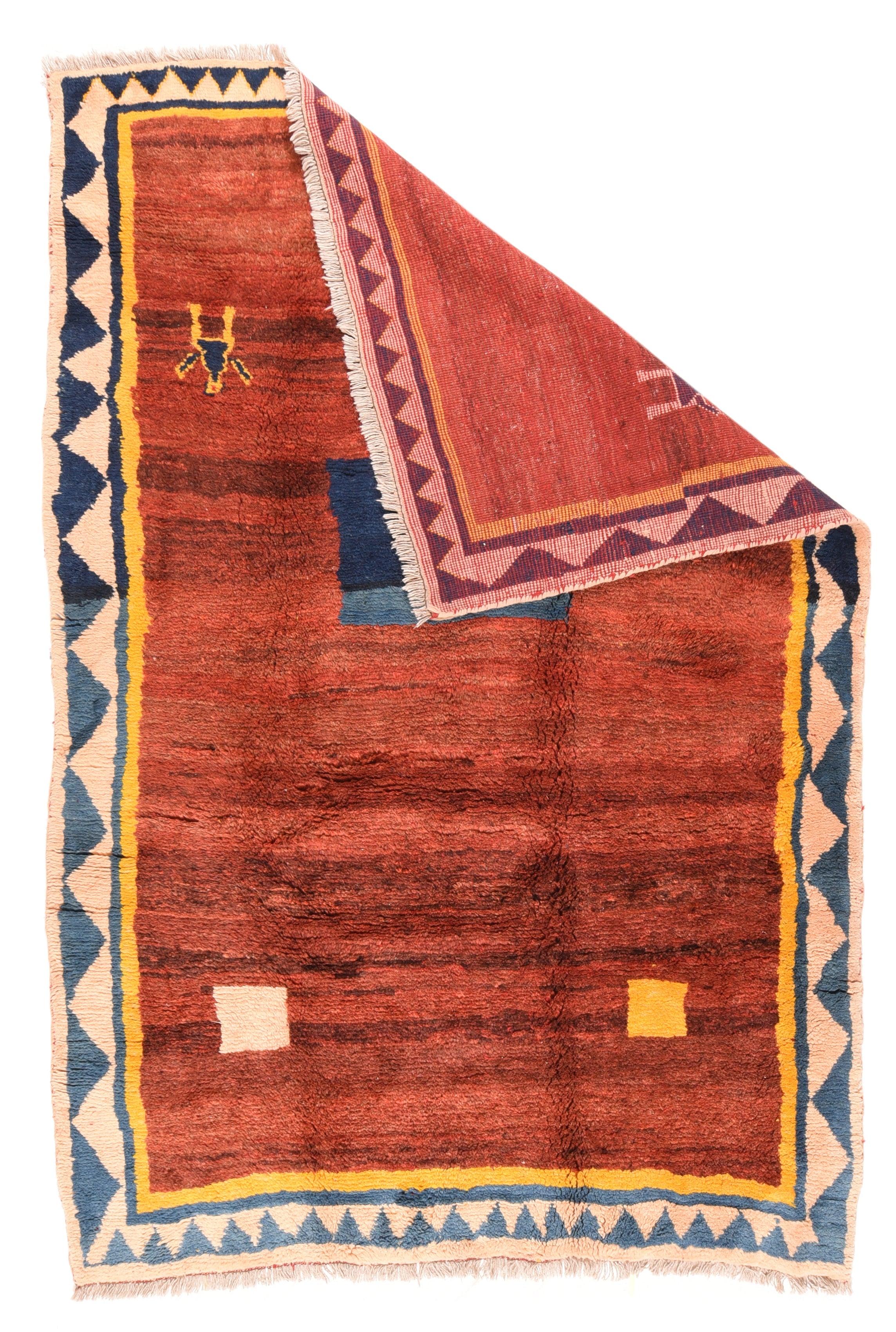 Vintage Gabbeh Teppich 6'5'' x 9'5''. Diese gut gefärbte, südwestpersische Gaschghai-Nomadenstreuung zeigt ein rotes Feld mit zwei gestikulierenden menschlichen Figuren, kleine Quadrate in Zitrone und Elfenbein und eine zentrale, blaue Tafel mit