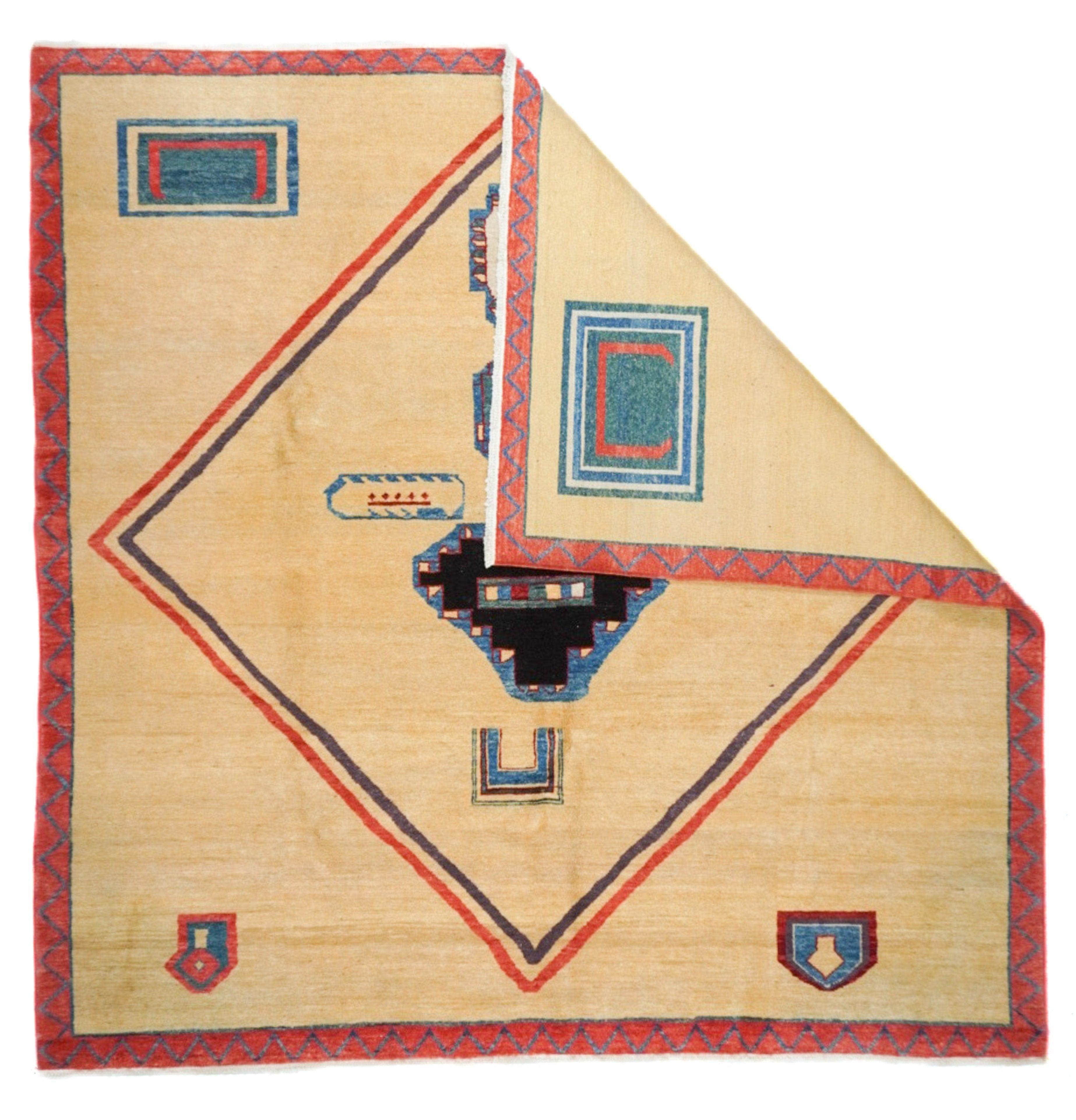 Vintage Gabbeh Teppich 7'9'' x 7'11''. Wollflorteppiche, in der Regel in Form von Streuteppichen, die von den Gaschghai-Stämmen in Südwestpersien (Provinz Fars) gewebt werden, in mäßiger Knüpfung, mit einfachen Geometrien und unschattierten Farben.