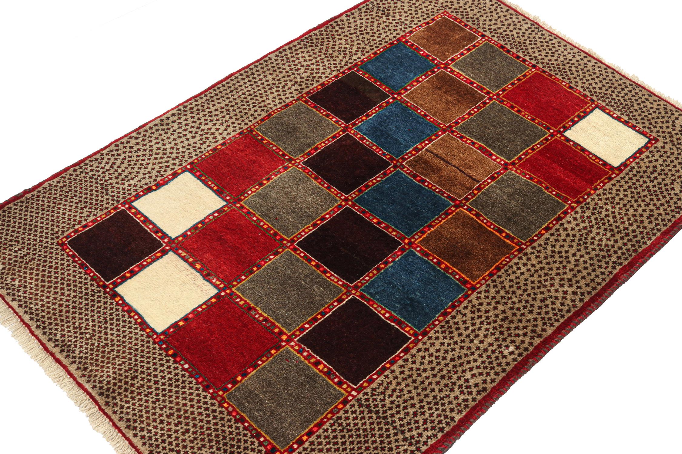 Ce tapis vintage 3x5 persan Gabbeh constitue une entrée splendide dans la collection de pièces tribales rares de Rug & Kilim. Noué à la main en laine, vers 1950-1960.

Sur le design :

La pièce présente un motif géométrique ludique dans une