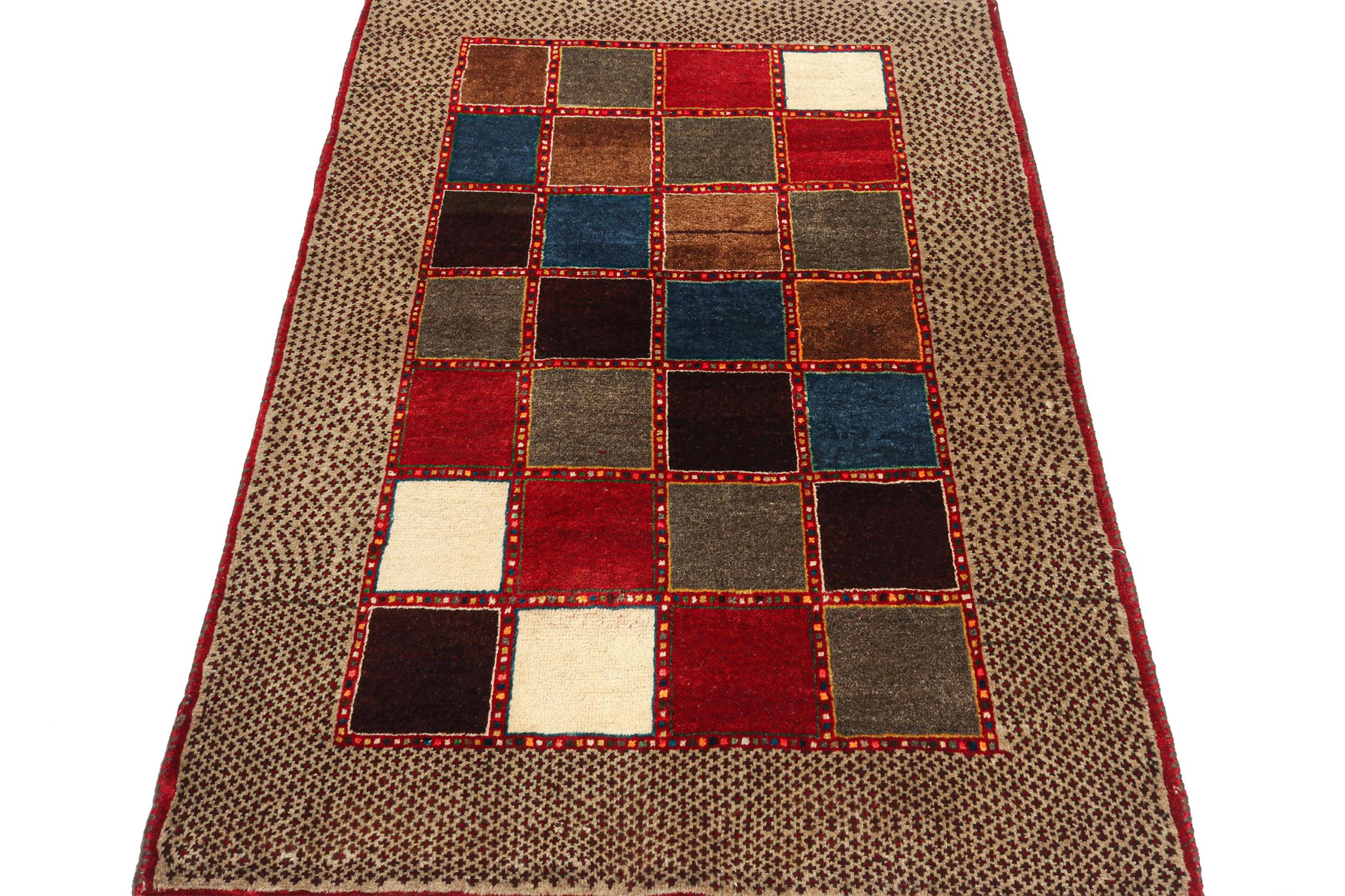 Tribal Tapis Gabbeh vintage à motif polychrome marron, rouge et bleu par Rug & Kilim en vente