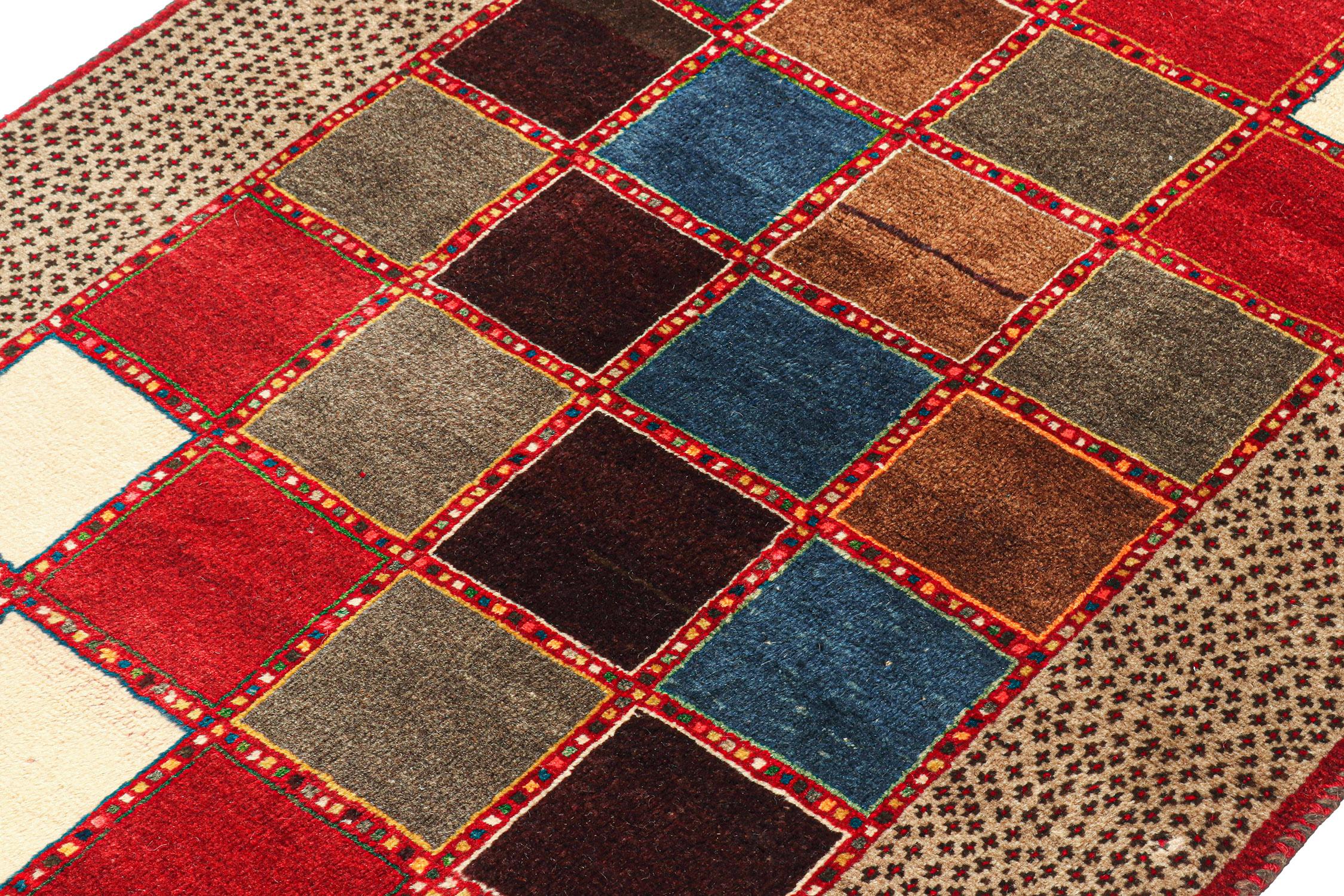 Turc Tapis Gabbeh vintage à motif polychrome marron, rouge et bleu par Rug & Kilim en vente