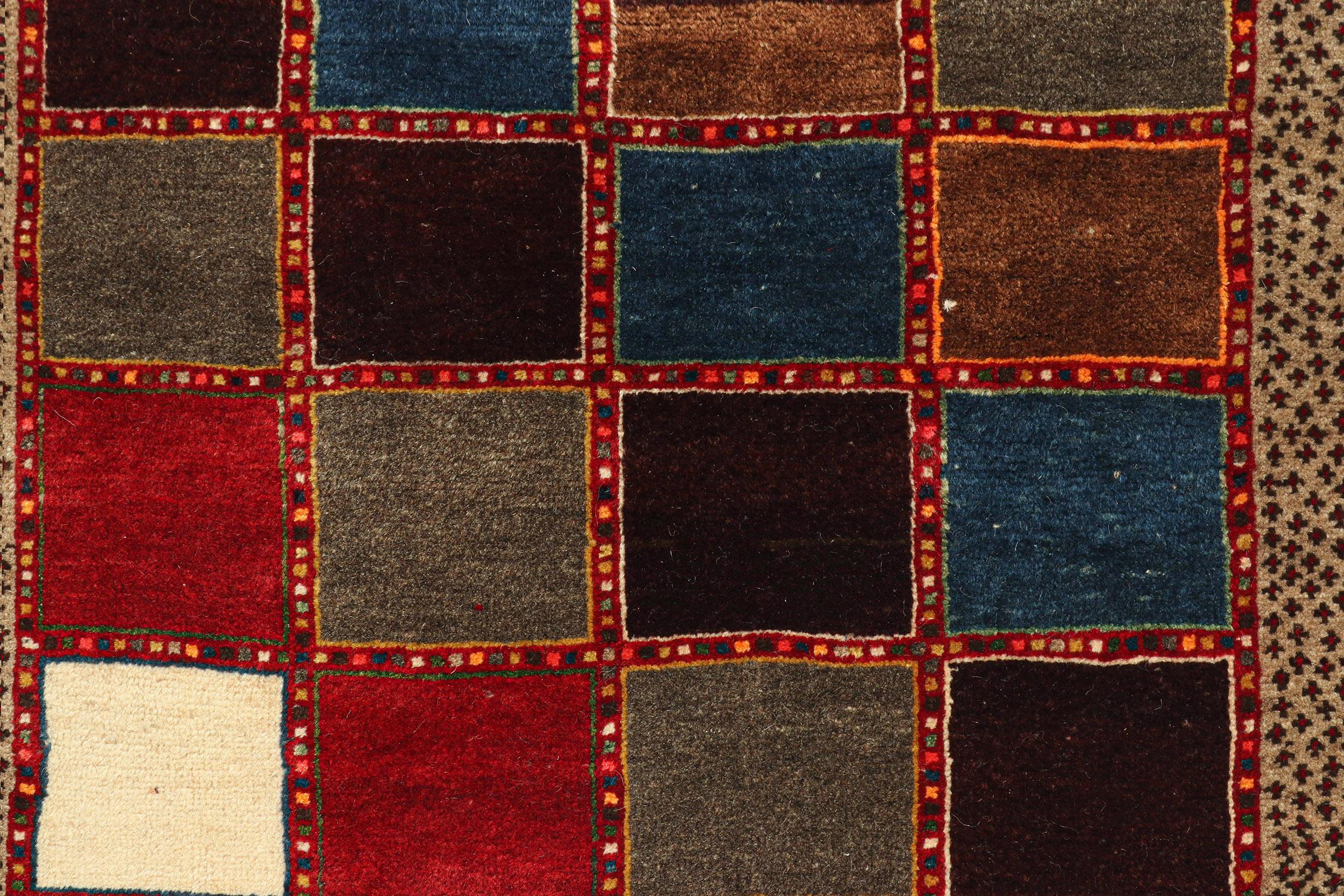 Tapis Gabbeh vintage à motif polychrome marron, rouge et bleu par Rug & Kilim Bon état - En vente à Long Island City, NY