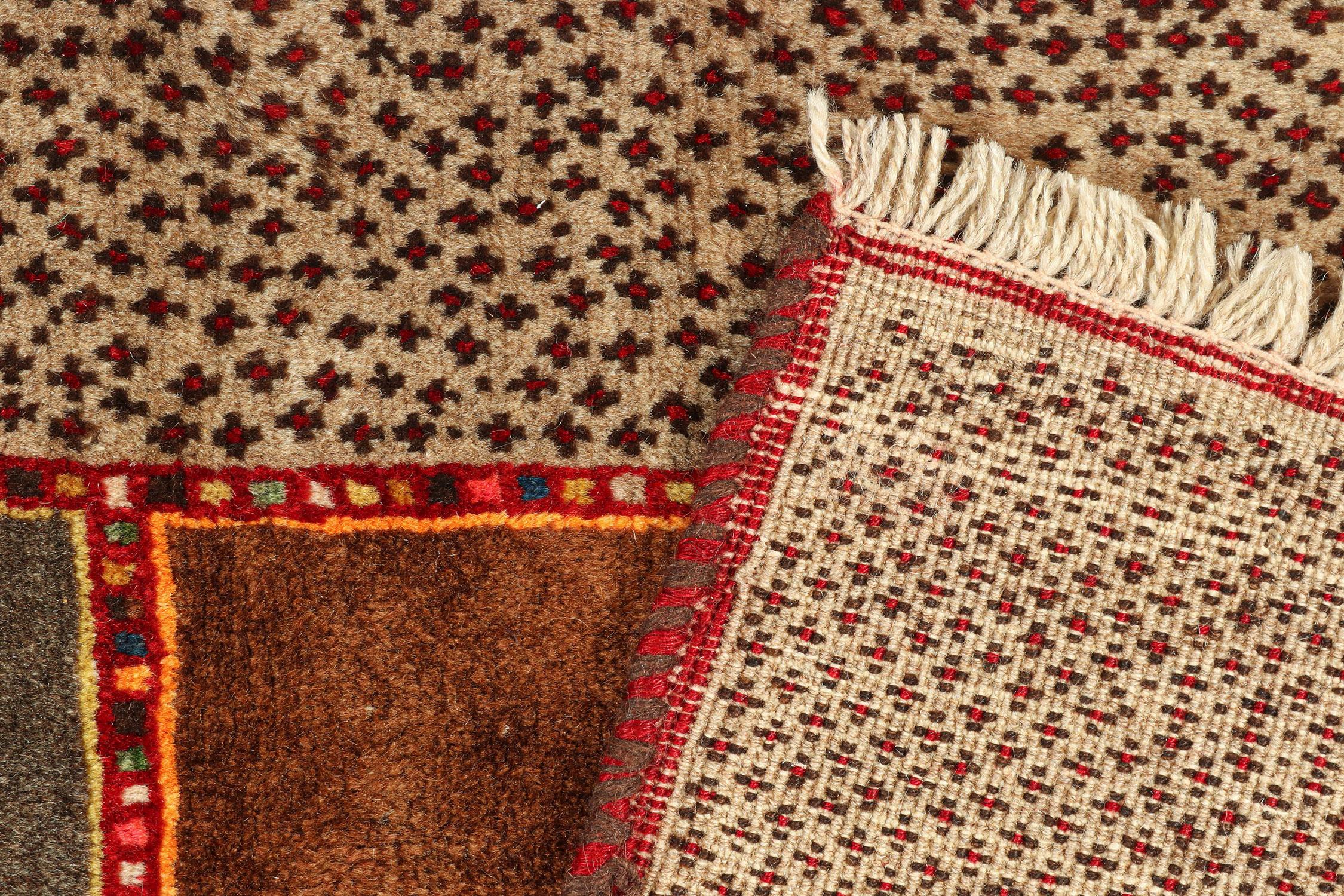 Milieu du XXe siècle Tapis Gabbeh vintage à motif polychrome marron, rouge et bleu par Rug & Kilim en vente