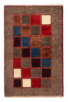 Tapis Gabbeh vintage à motif polychrome marron, rouge et bleu par Rug & Kilim