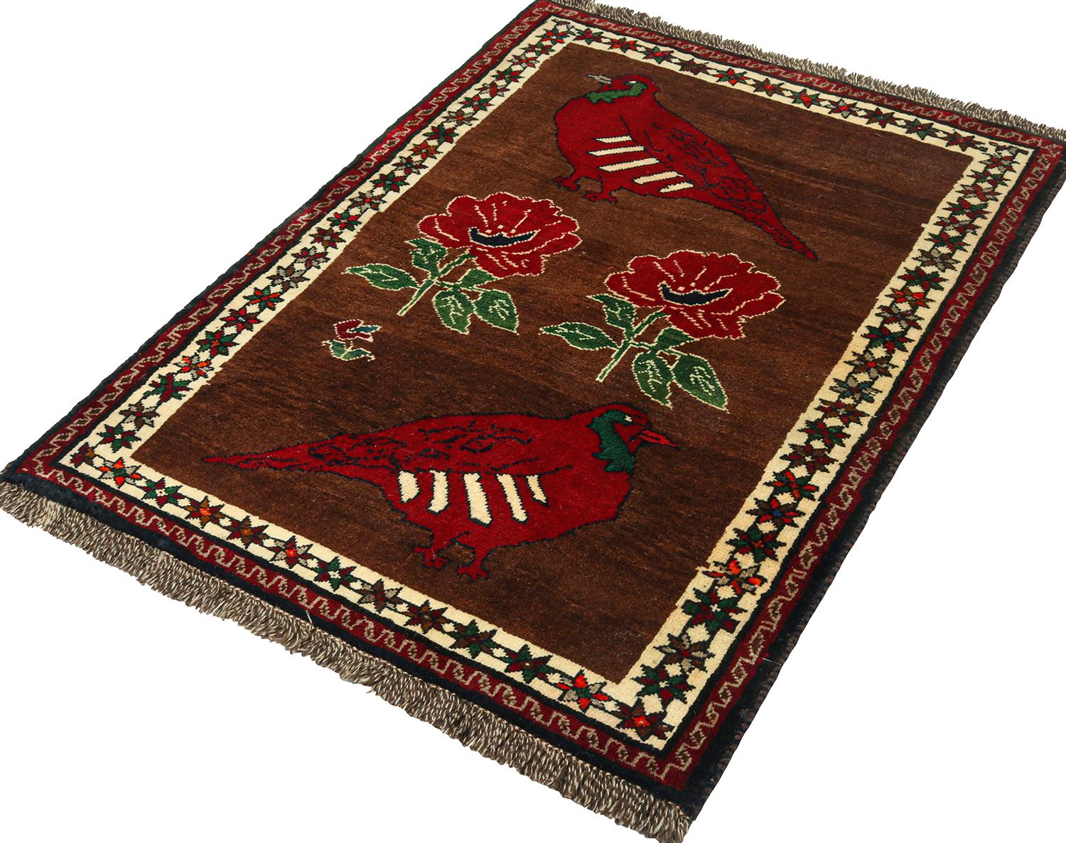 Ein persischer Gabbeh-Teppich im Format 4x5, handgeknüpft aus Wolle, um 1950-1960. Einer der jüngsten Neuzugänge in der Kuration von Rug & Kilim mit seltenen Stammesstücken, die sich durch Individualität und Sammlerdesign auszeichnen. 

Über das