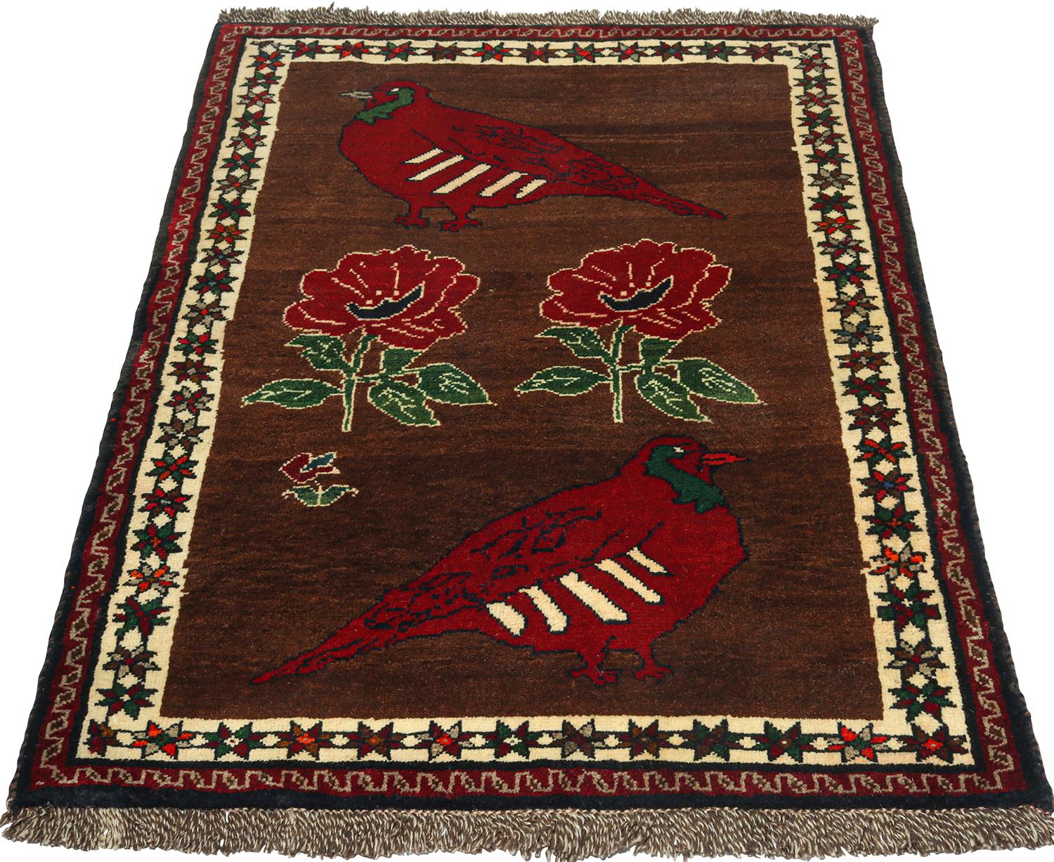 Gabbeh Vintage Vintage-Teppich mit braunem, rotem und grünem Stammesbildmuster von Teppich & Kelim (Stammeskunst) im Angebot