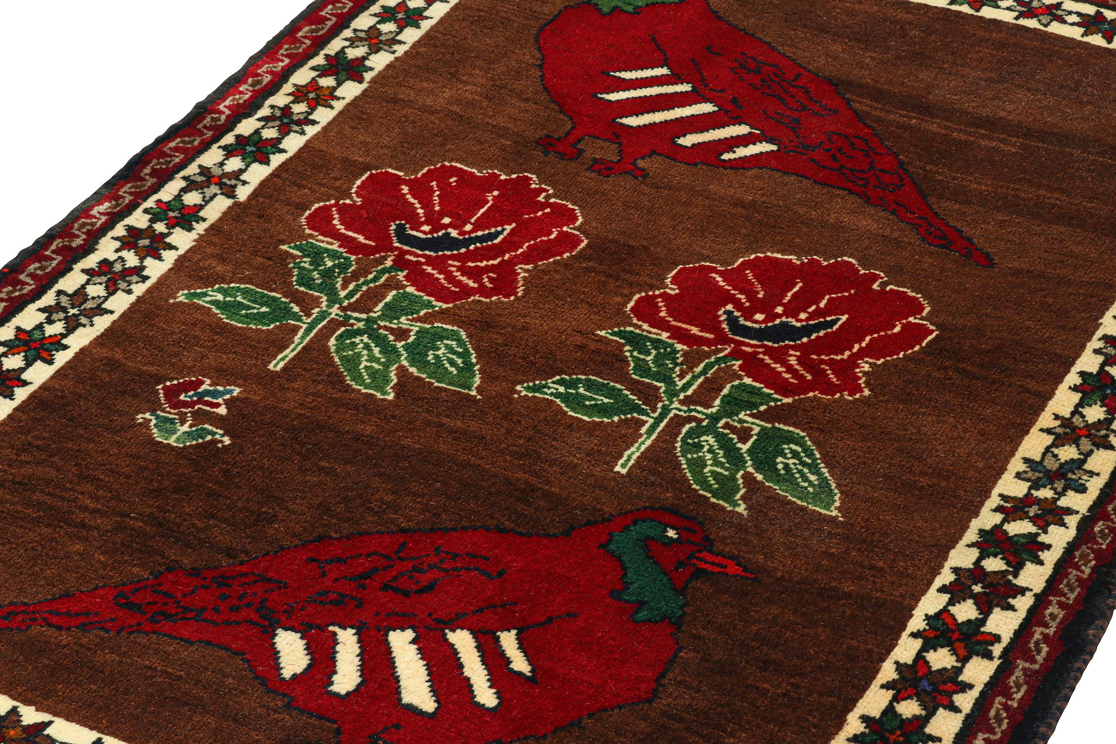 Gabbeh Vintage Vintage-Teppich mit braunem, rotem und grünem Stammesbildmuster von Teppich & Kelim (Türkisch) im Angebot