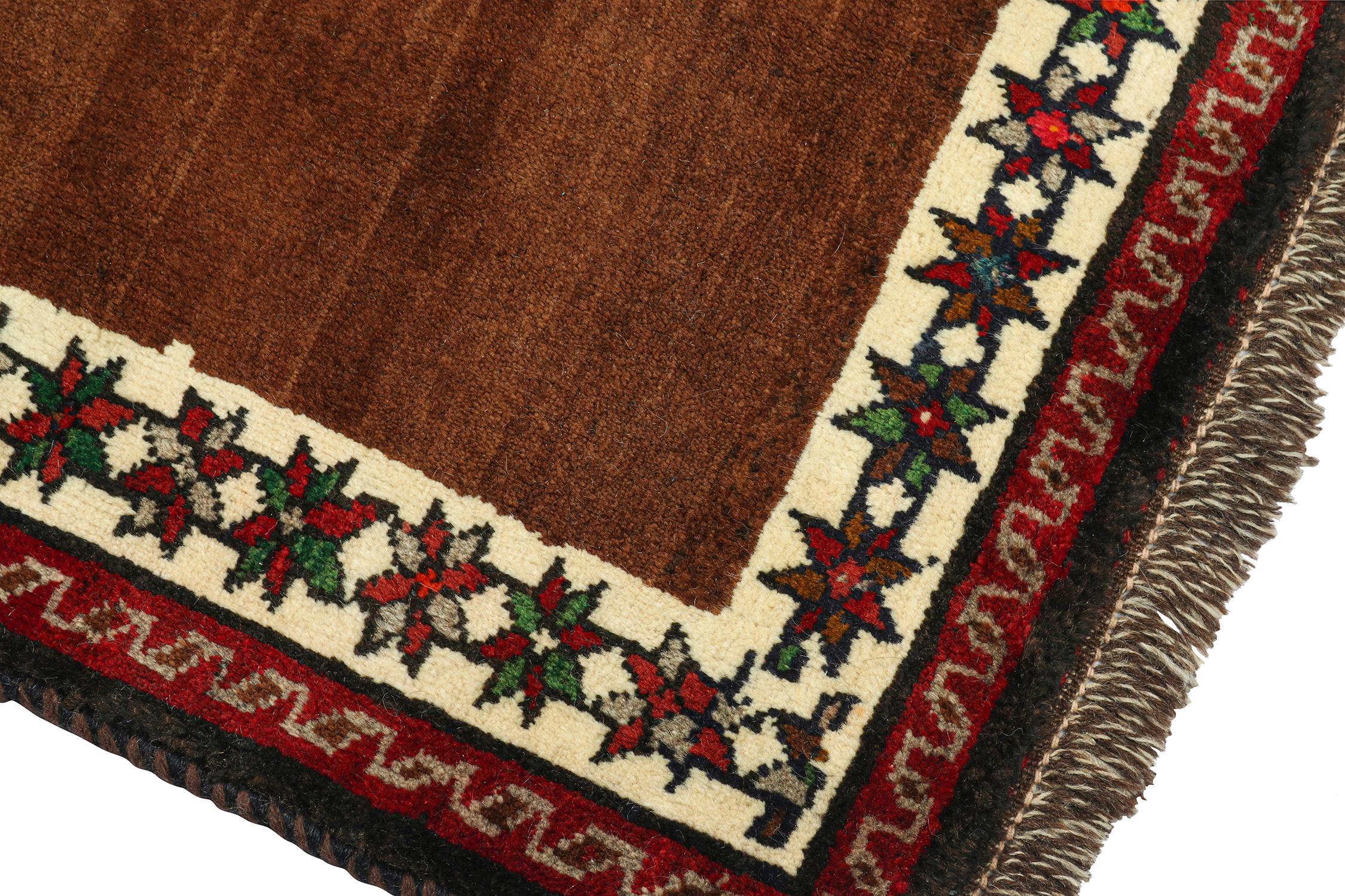 Gabbeh Vintage Vintage-Teppich mit braunem, rotem und grünem Stammesbildmuster von Teppich & Kelim (Handgeknüpft) im Angebot