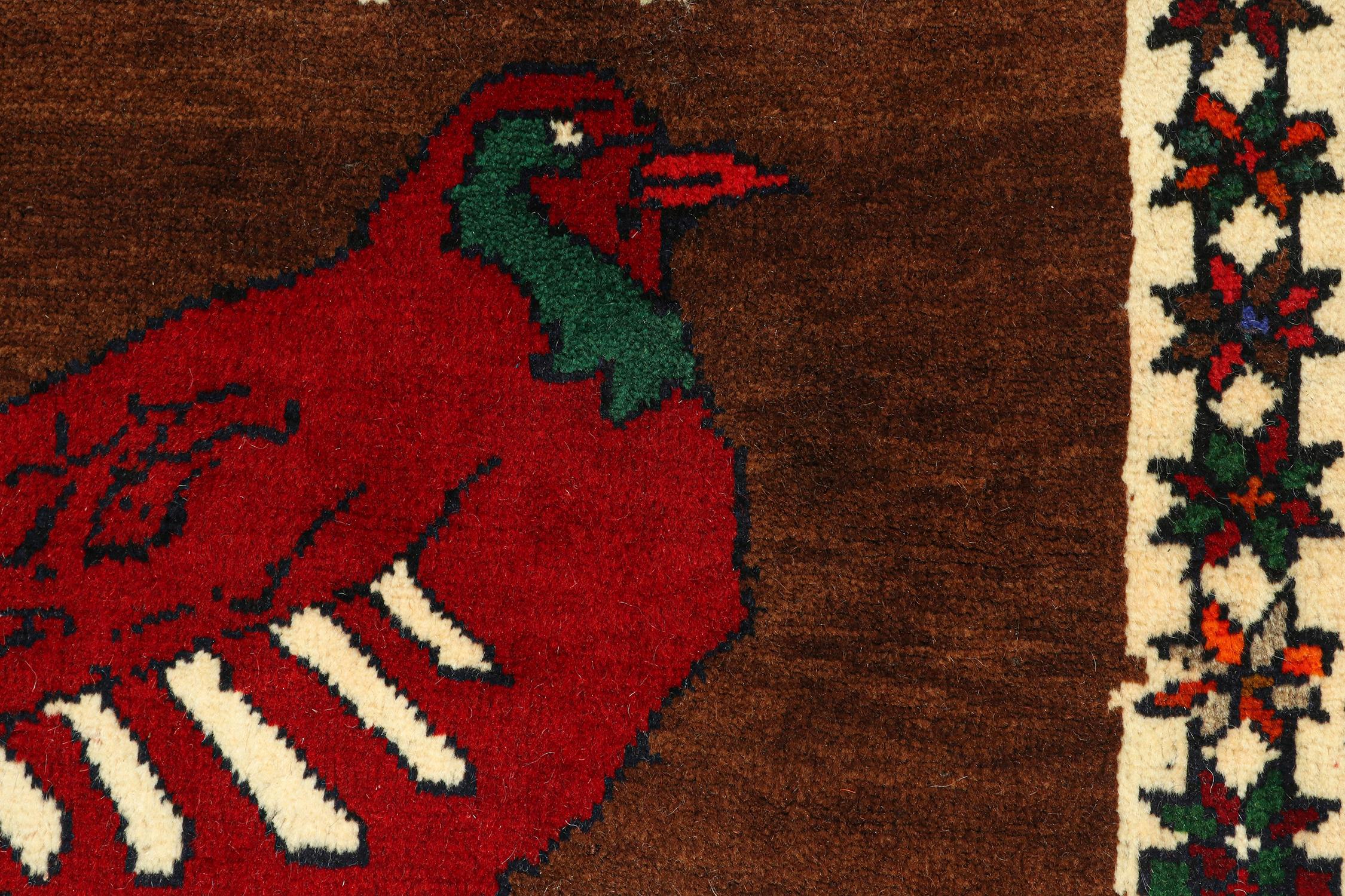 Gabbeh Vintage Vintage-Teppich mit braunem, rotem und grünem Stammesbildmuster von Teppich & Kelim im Zustand „Gut“ im Angebot in Long Island City, NY