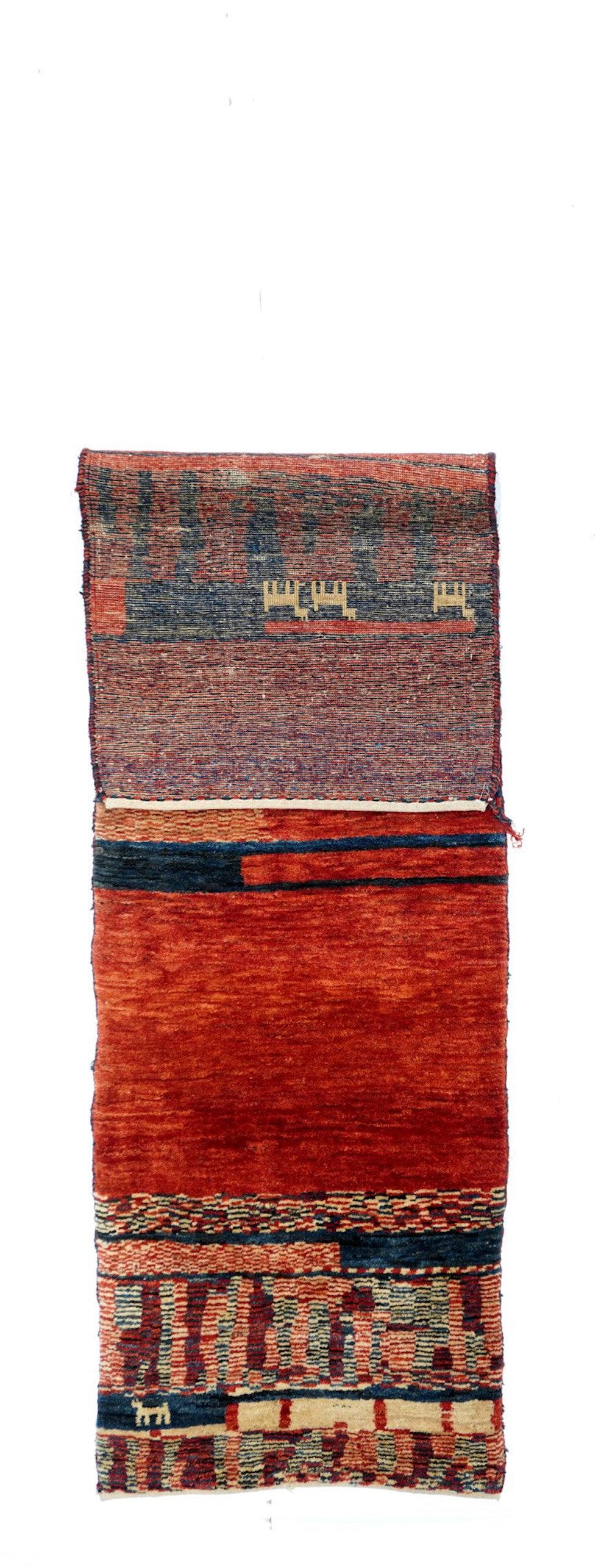 Vintage Gabbeh Runner 2'7'' x 9'9''. Tappeti a vello di lana, solitamente di formato sparso, tessuti dalle tribù Qashghai della Persia occidentale (provincia di Fars), con armatura moderata, geometrie ordinate e colori non sfumati. Dal 1900 circa in