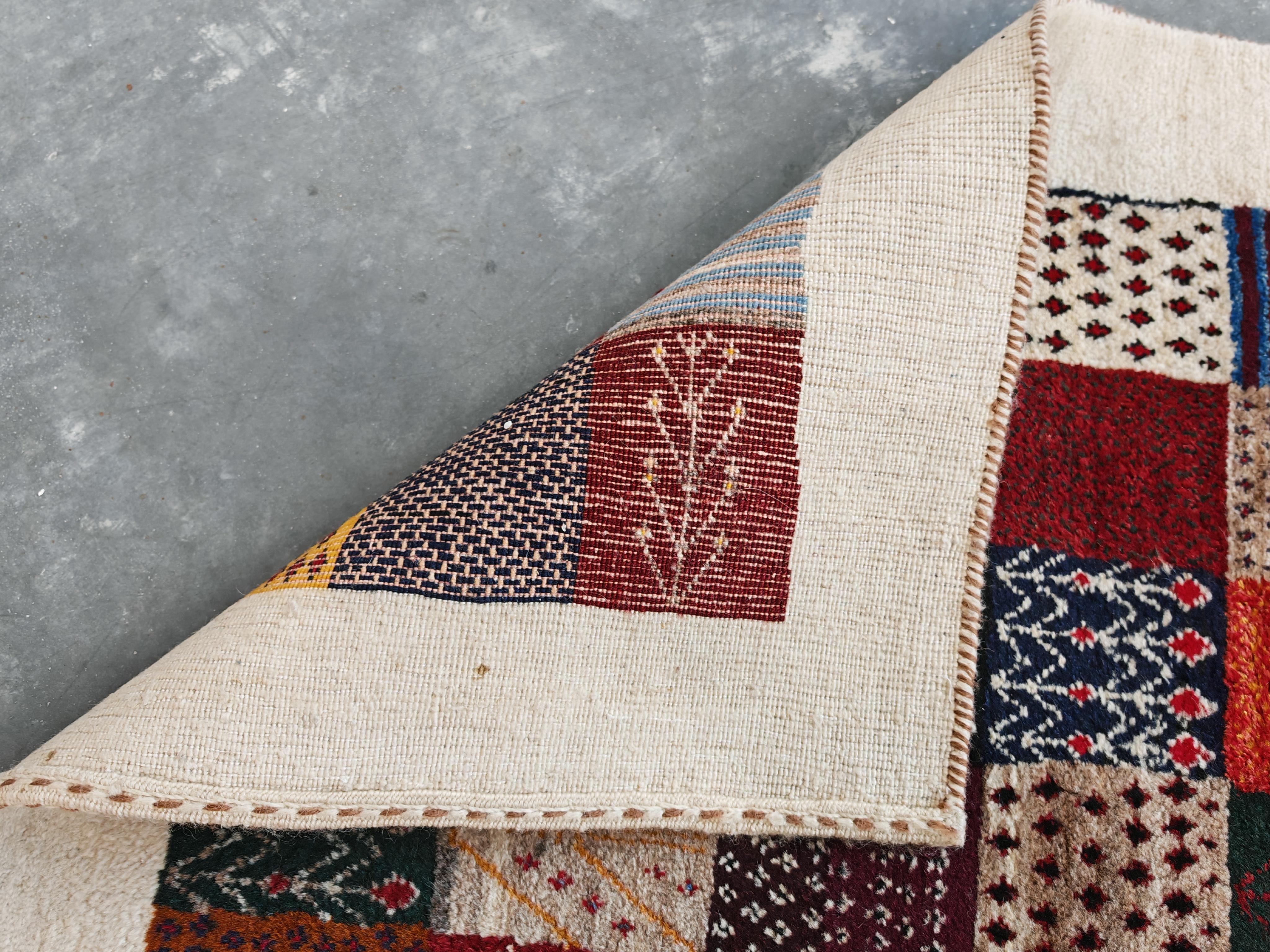 Vintage Gabbeh Läufer Teppich mit geometrischen und Tiermuster im Angebot 3