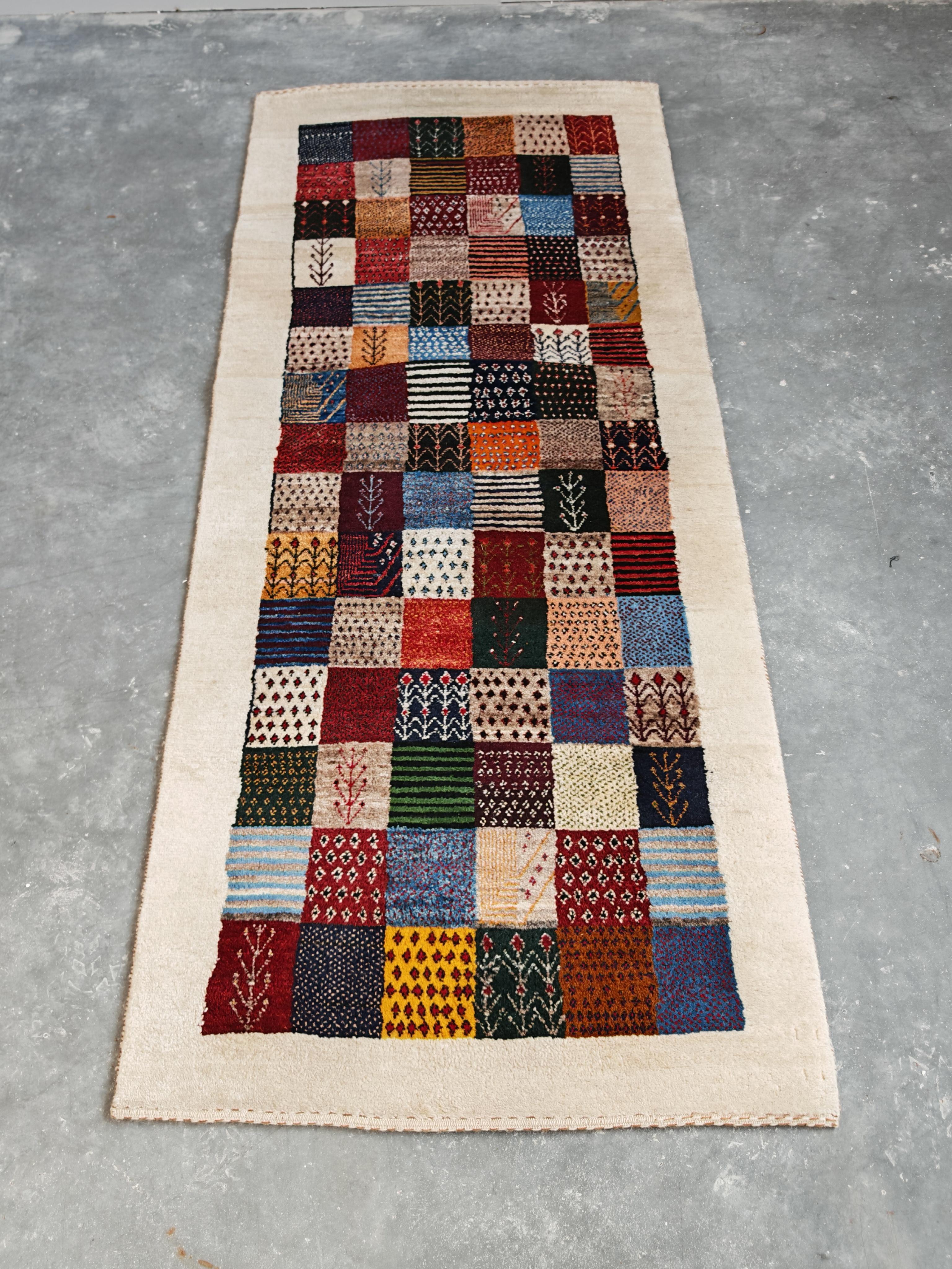 In diesem Angebot finden Sie eine spektakuläre persische Läufer Teppich. Dieser Gabbeh-Teppich ist ein perfektes Beispiel für einen hochwertigen, handgeknüpften Teppich, der die traditionelle Weberei und die Ornamente mit den modernen Bedürfnissen