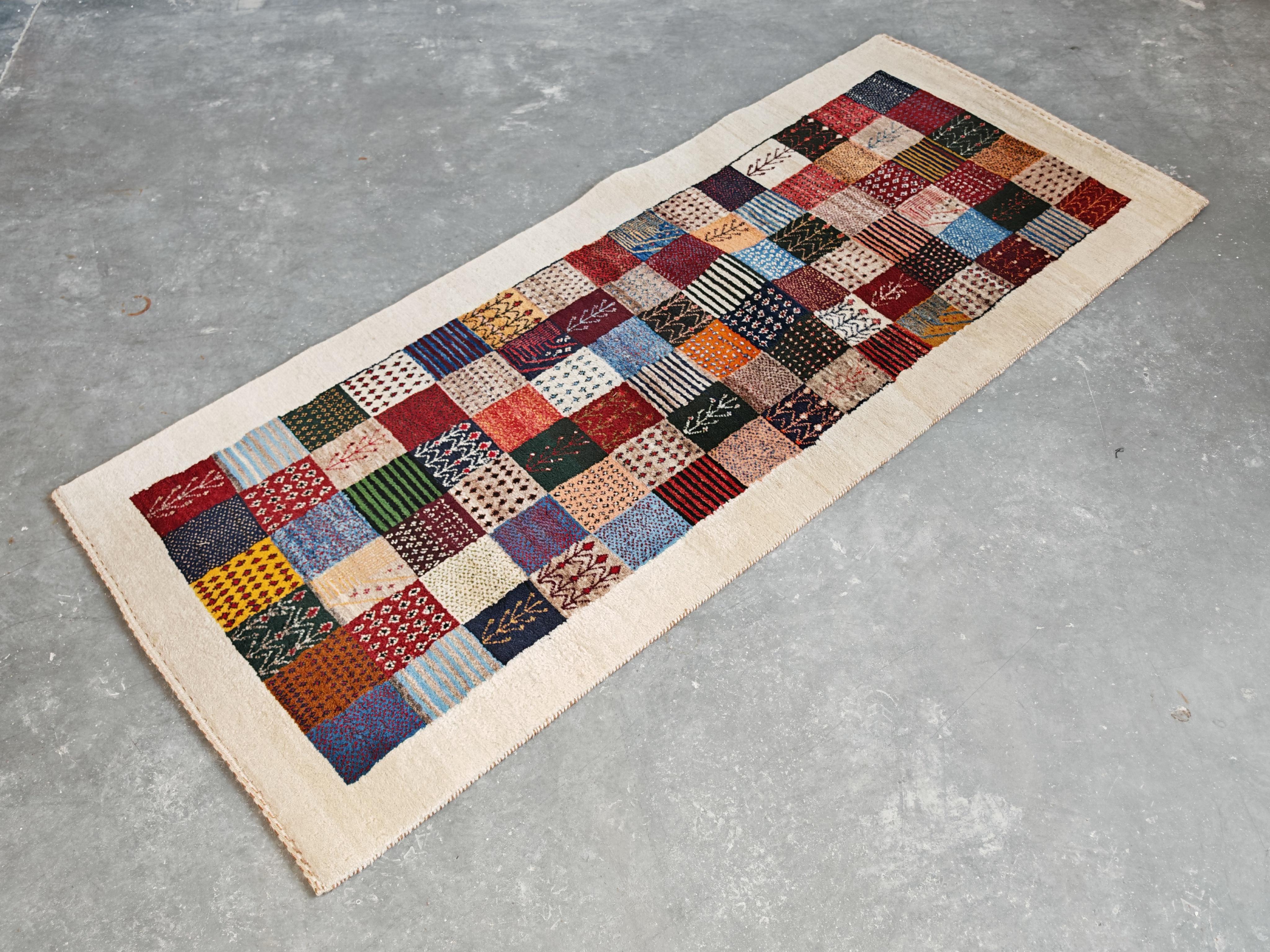 Vintage Gabbeh Läufer Teppich mit geometrischen und Tiermuster (Stammeskunst) im Angebot