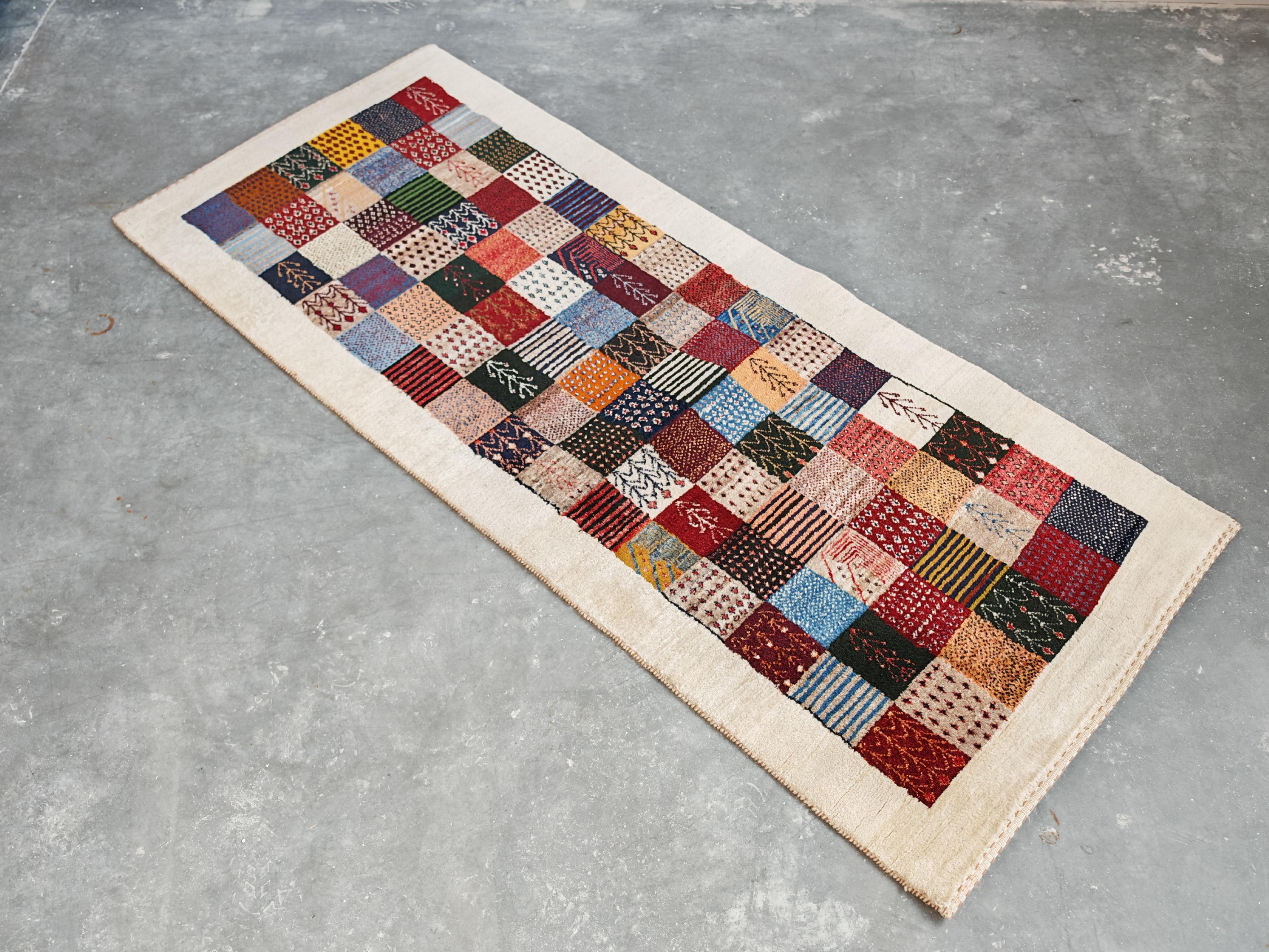 Vintage Gabbeh Läufer Teppich mit geometrischen und Tiermuster (Westasiatisch) im Angebot