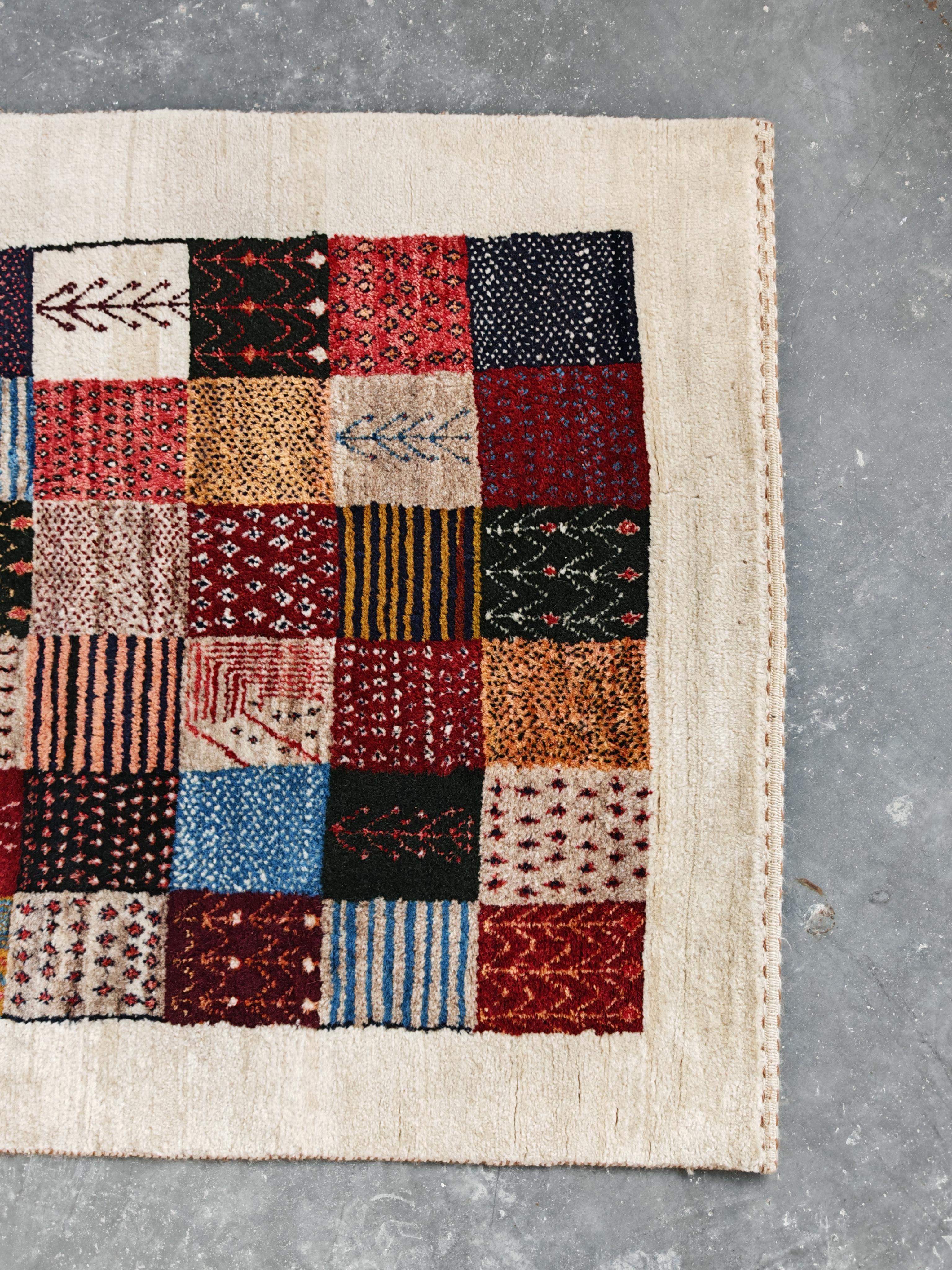 Vintage Gabbeh Läufer Teppich mit geometrischen und Tiermuster im Zustand „Gut“ im Angebot in Beograd, RS