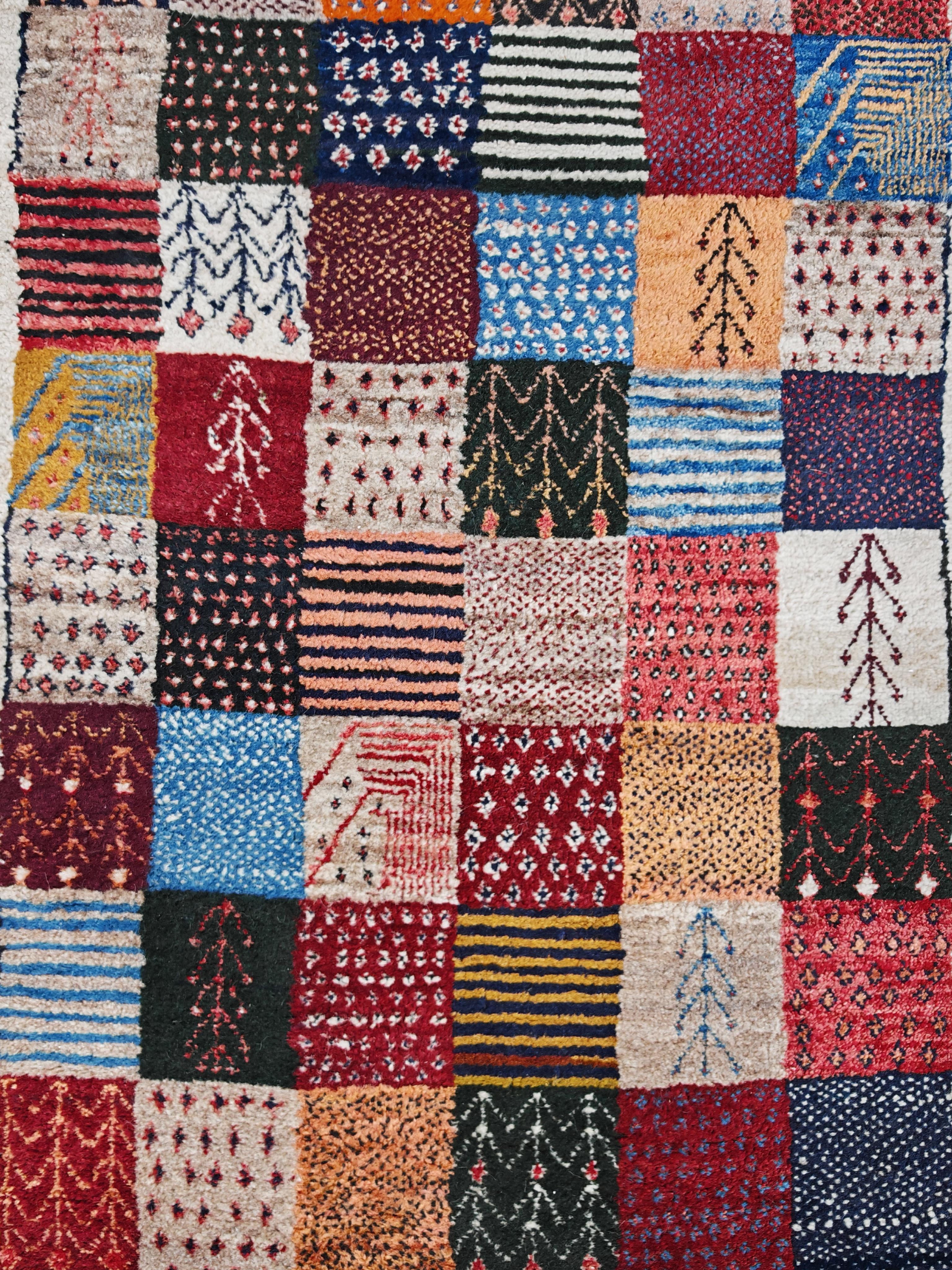 Vintage Gabbeh Läufer Teppich mit geometrischen und Tiermuster (21. Jahrhundert und zeitgenössisch) im Angebot