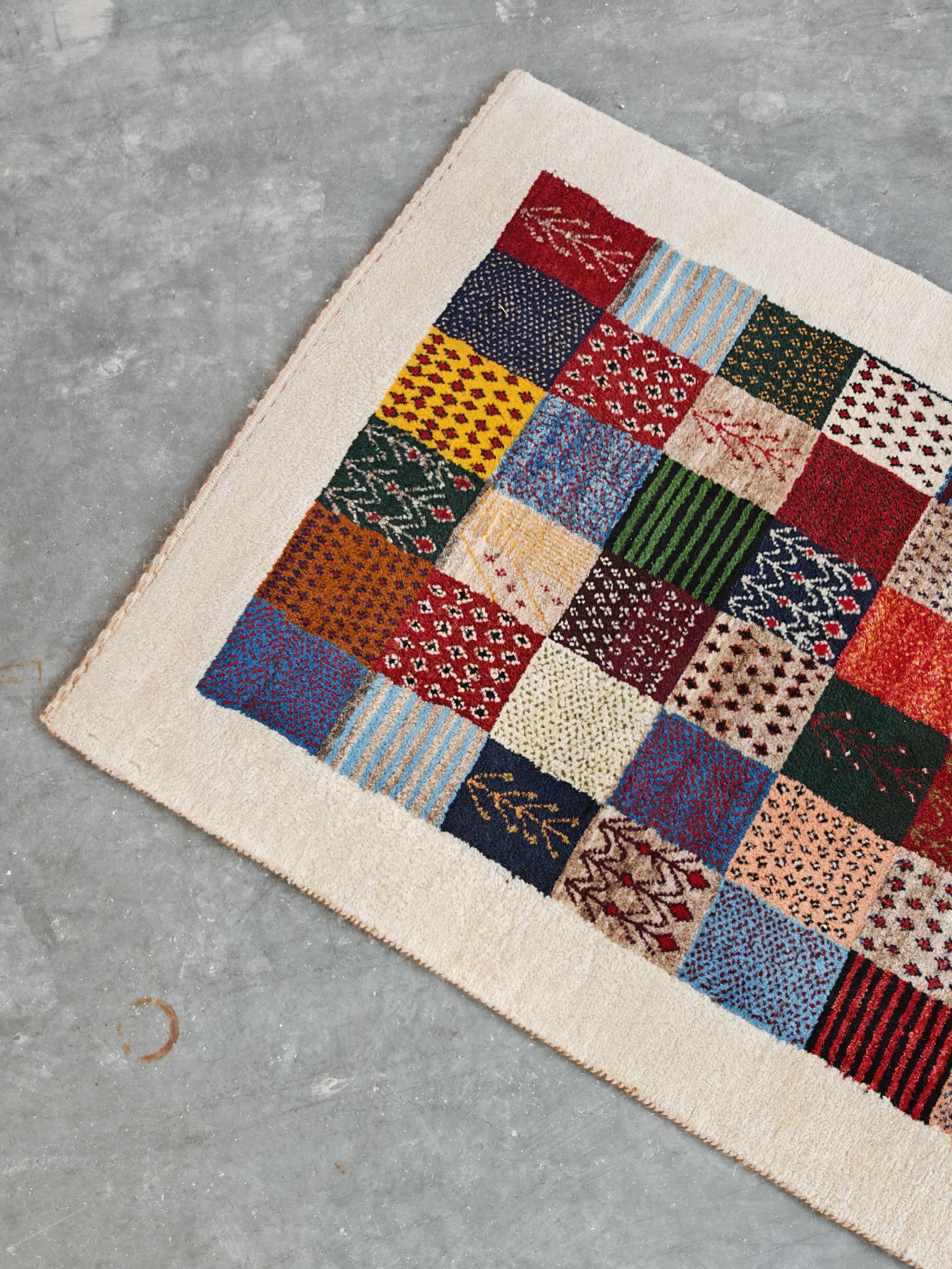 Vintage Gabbeh Läufer Teppich mit geometrischen und Tiermuster (Wolle) im Angebot