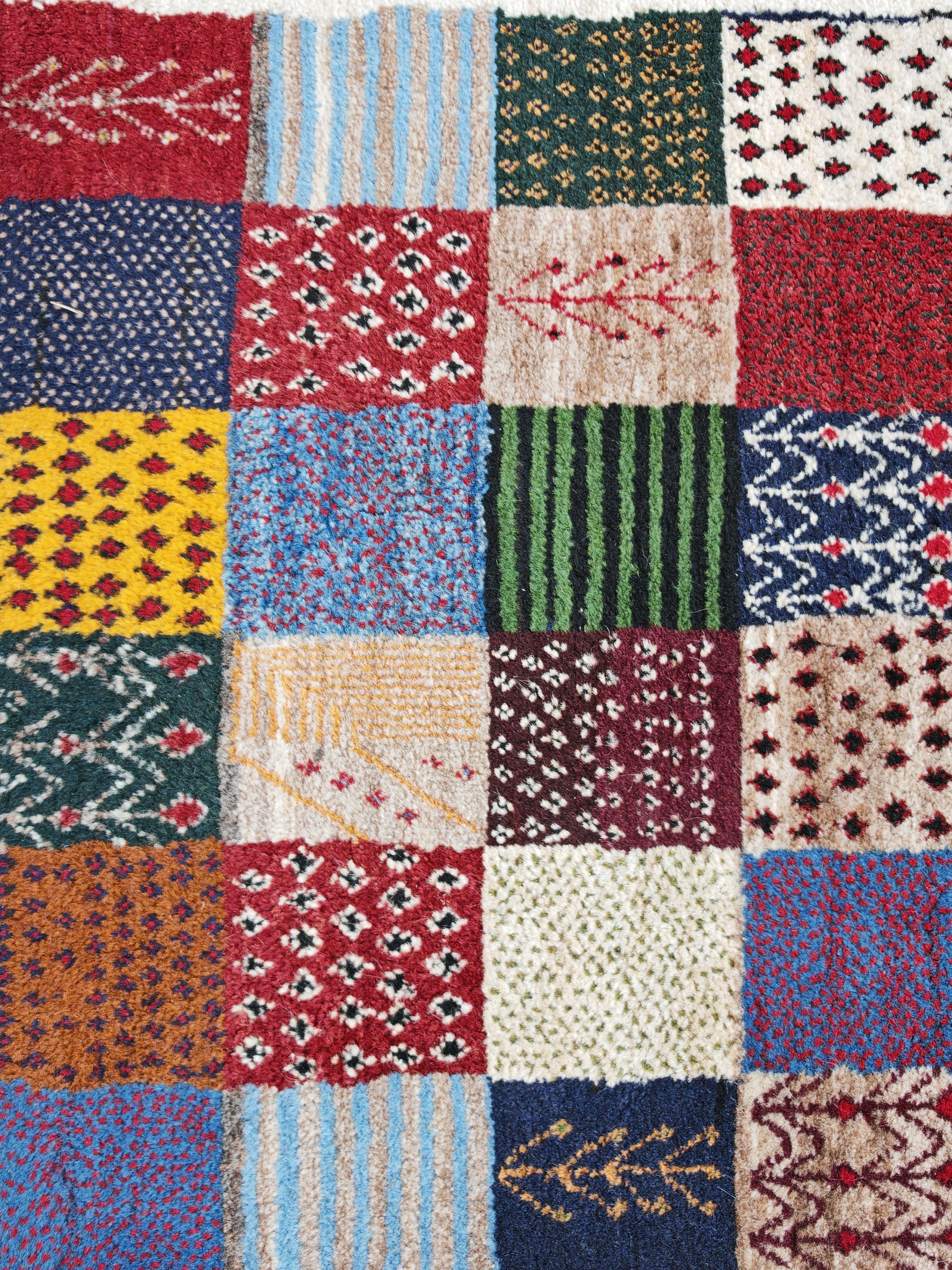 Vintage Gabbeh Läufer Teppich mit geometrischen und Tiermuster im Angebot 1