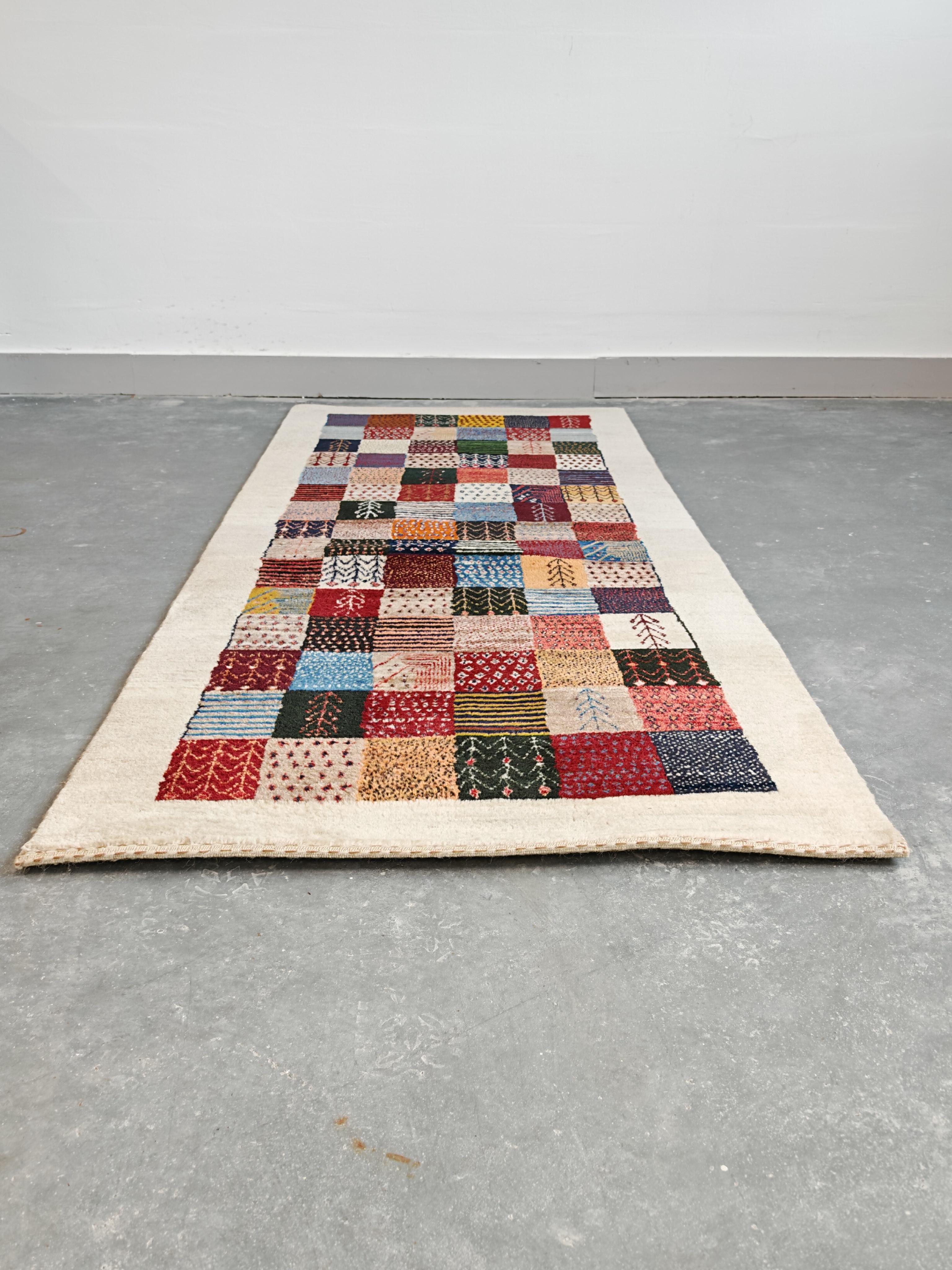 Vintage Gabbeh Läufer Teppich mit geometrischen und Tiermuster im Angebot 2