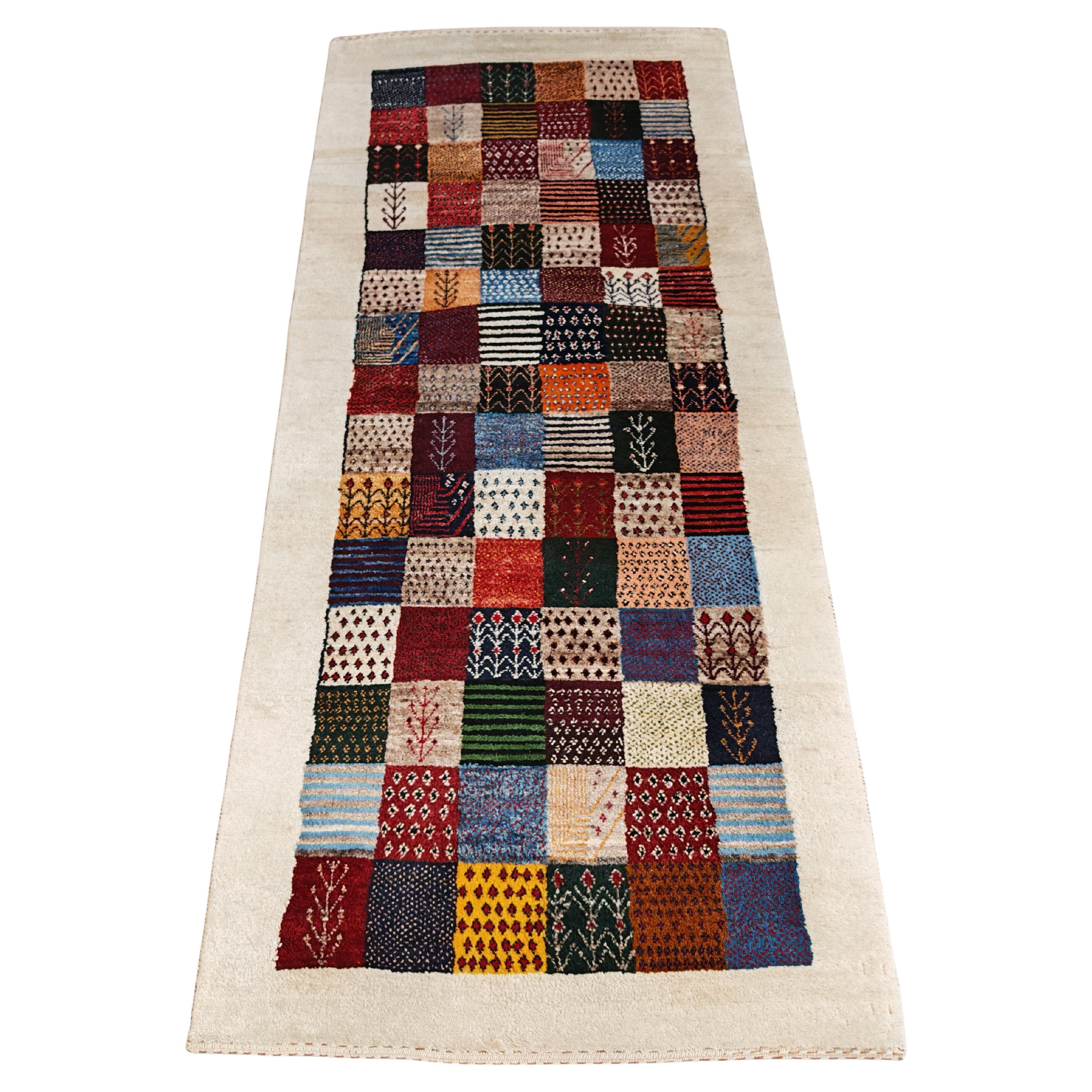 Vintage Gabbeh Läufer Teppich mit geometrischen und Tiermuster im Angebot