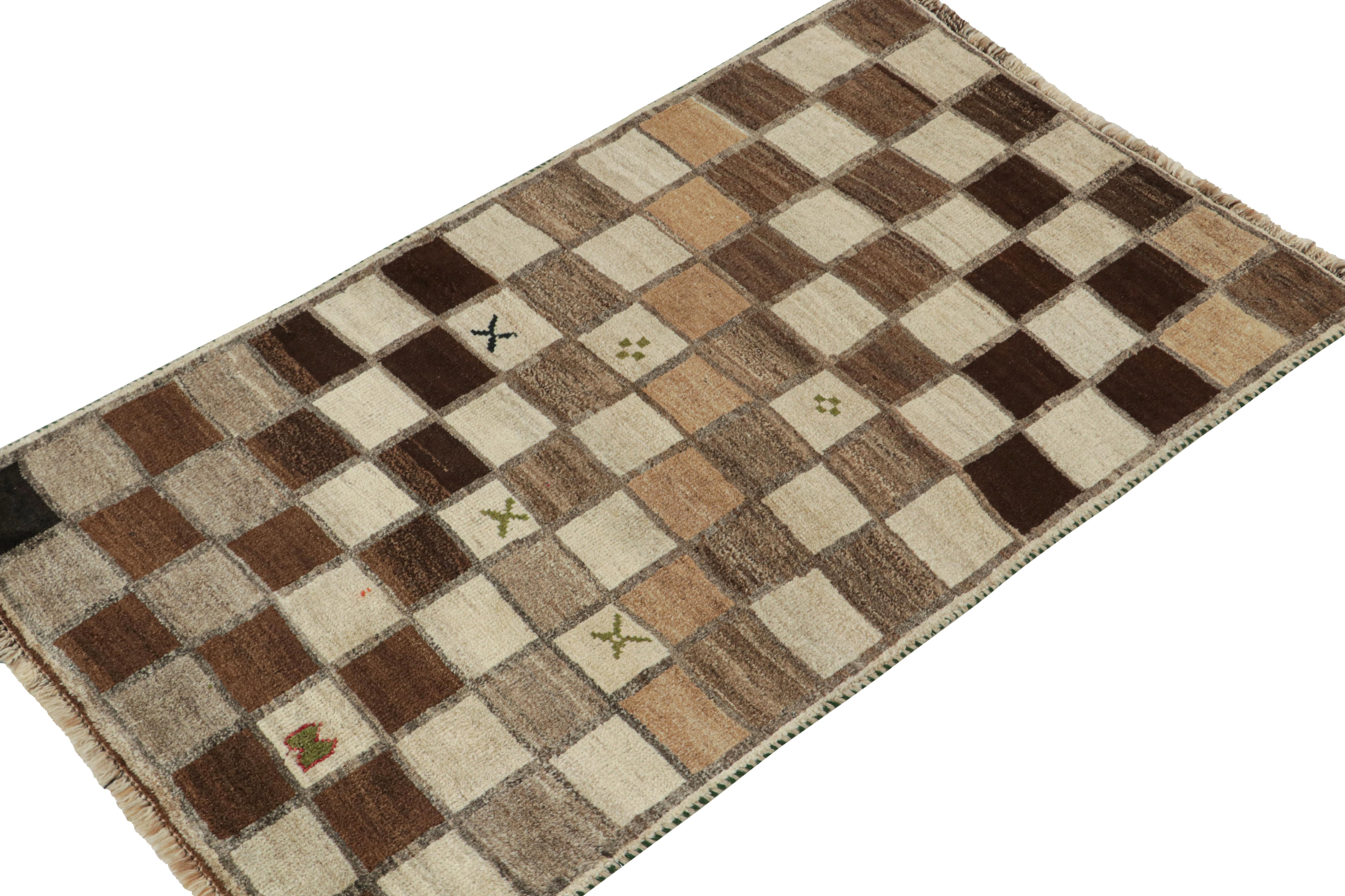 Ce tapis persan Gabbeh vintage 4x6 est une entrée splendide dans la collection de pièces tribales rares de Rug & Kilim. Noué à la main en laine vers 1950-1960.

Sur le design :

La pièce présente un motif géométrique ludique en beige-brun, gris