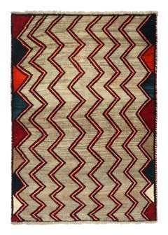 Gabbeh Vintage-Teppich im Stammesstil mit beige-braunen und roten Chevron-Muster von Teppich & Kelim