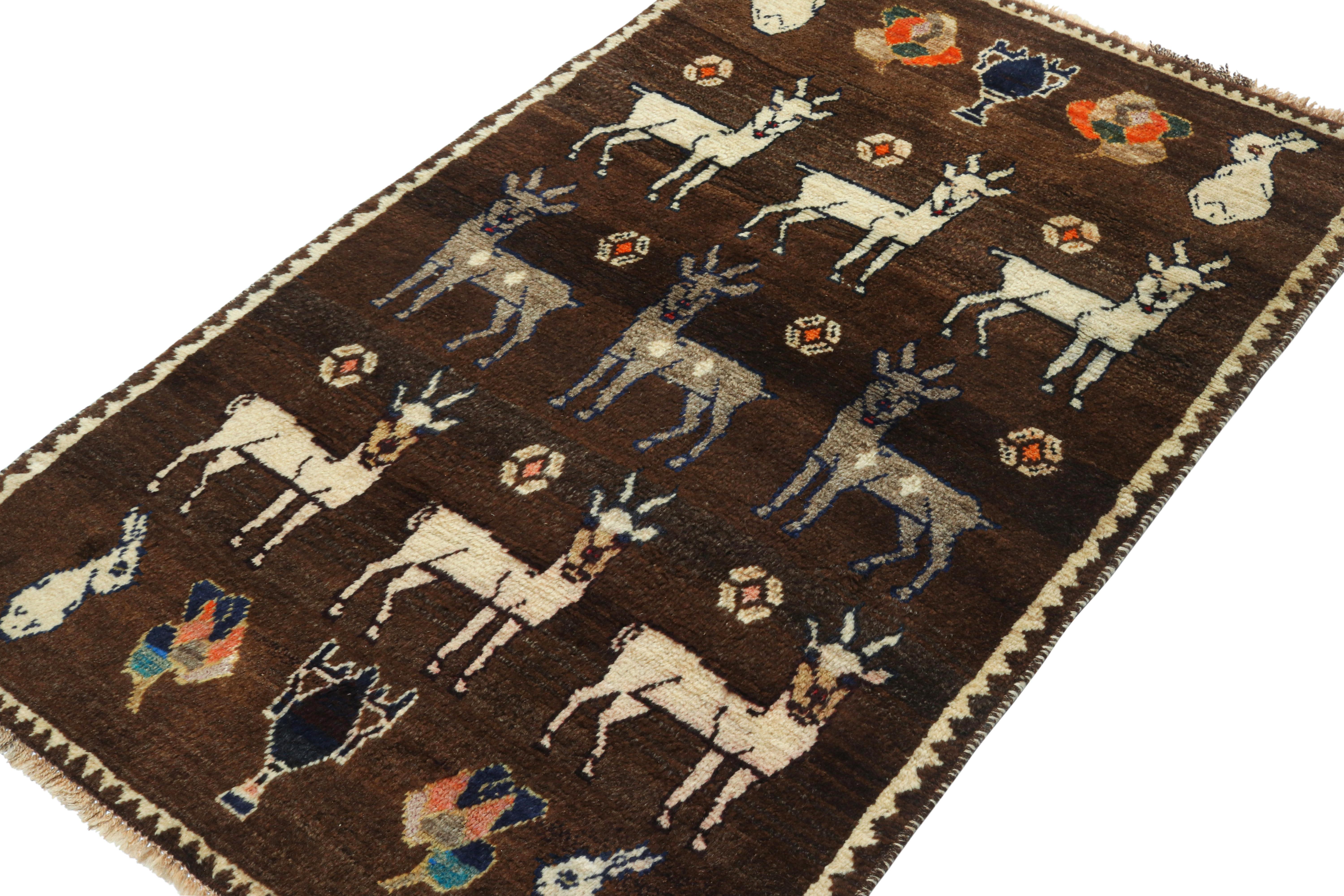 Dieser 3x5 Gabbeh-Perserteppich im Vintage-Stil gehört zu den neuesten Beiträgen in den seltenen Stammesausstellungen von Rug & Kilim. Handgeknüpft aus Wolle, ca. 1950-1960.

Über das Design:

Diese Stammesherkunft ist einer der primitivsten und
