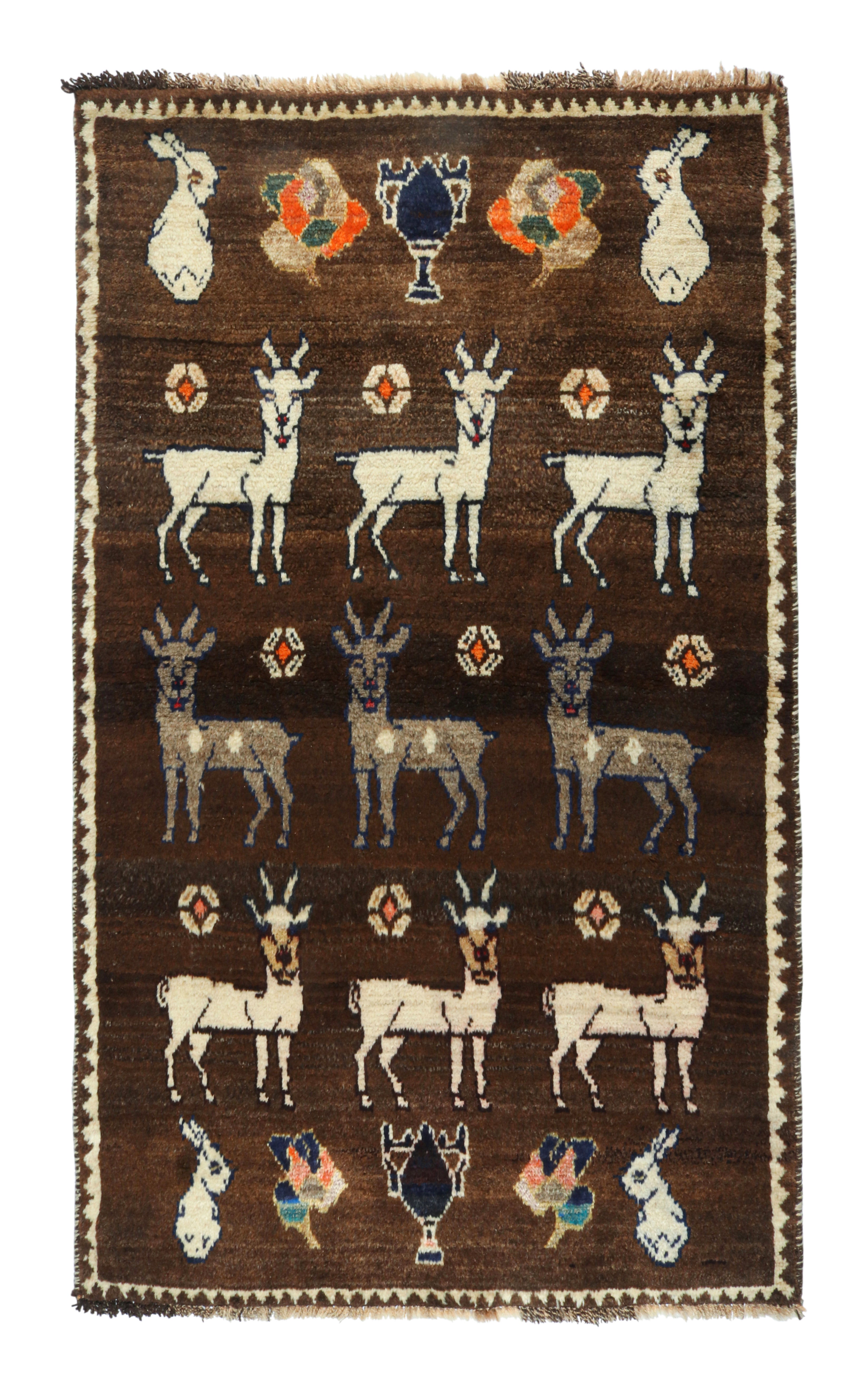 Tapis tribal Gabbeh vintage à motif d'animaux beige-marron par Rug & Kilim