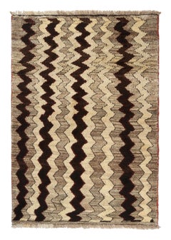 Gabbeh Vintage Stammeskunst-Teppich im Vintage-Stil mit beige-braunen und schwarzen Chevron-Muster von Teppich & Kelim