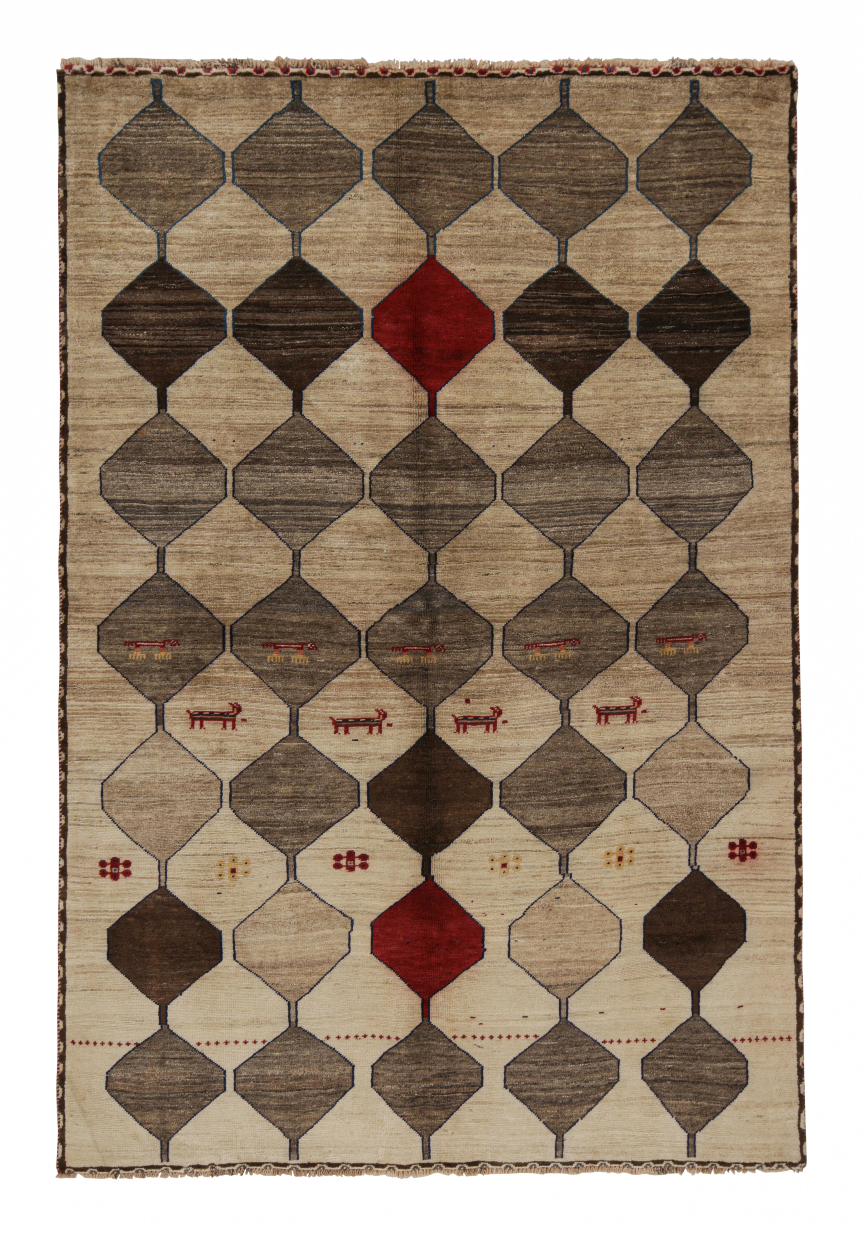 Tappeto tribale Gabbeh vintage in beige-marrone con accenti grigi e rossi di Rug & Kilim