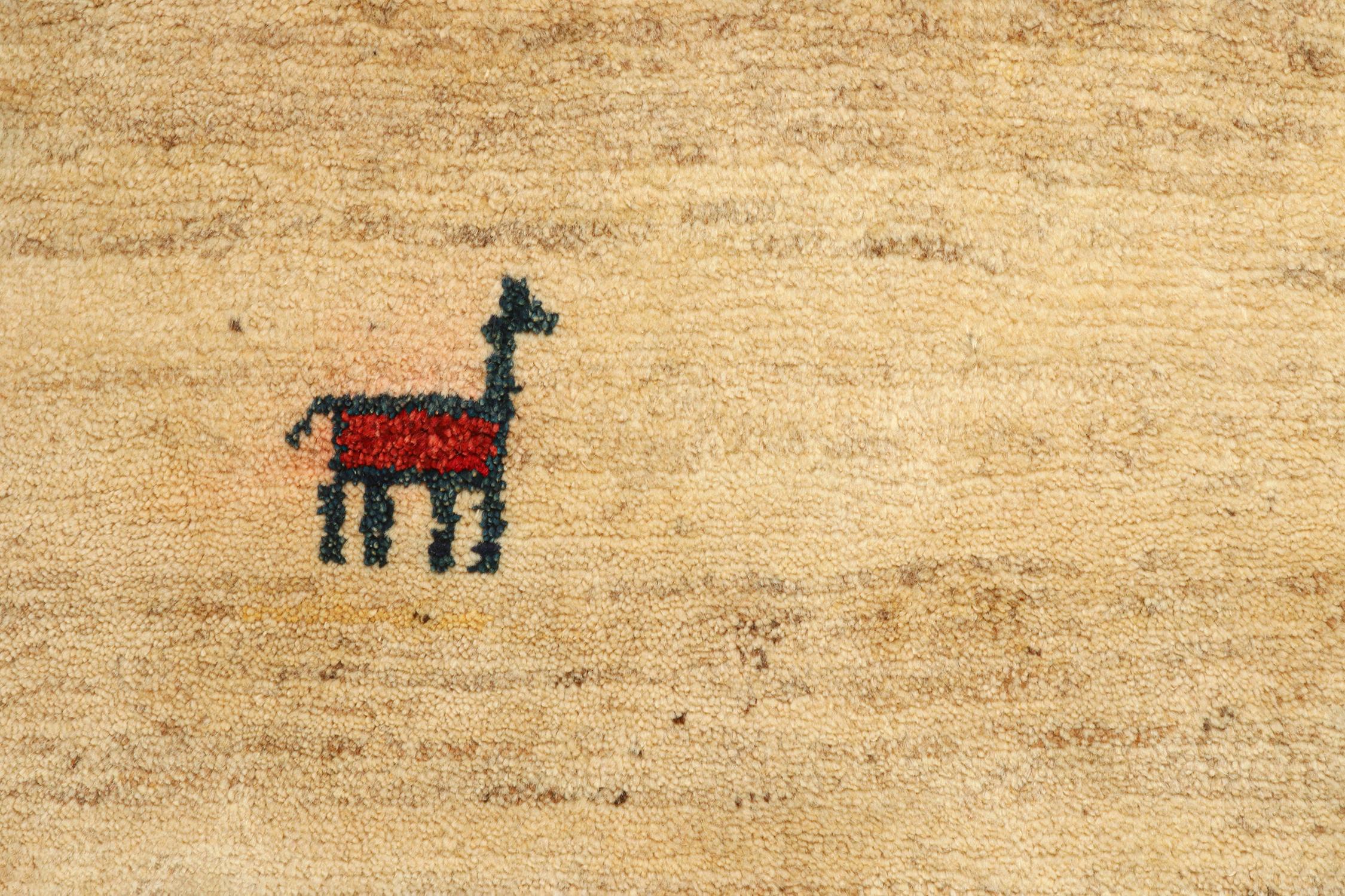 Tappeto tribale Gabbeh vintage in beige-marrone a campo aperto di Rug & Kilim In condizioni buone in vendita a Long Island City, NY