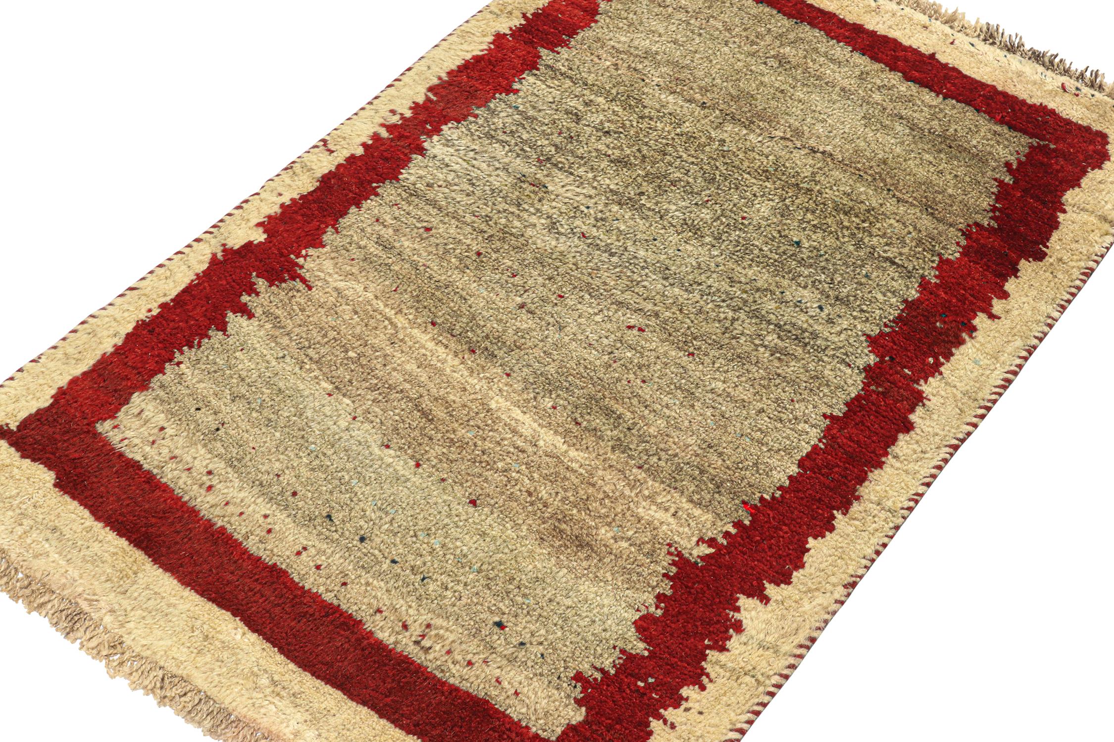Una alfombra persa Gabbeh vintage de 2x4 es la última incorporación a la colección de piezas tribales raras de Rug & Kilim. Anudado a mano en lana hacia 1950-1960.

Sobre el diseño:

Esta pieza emana una sensibilidad confortable con un campo