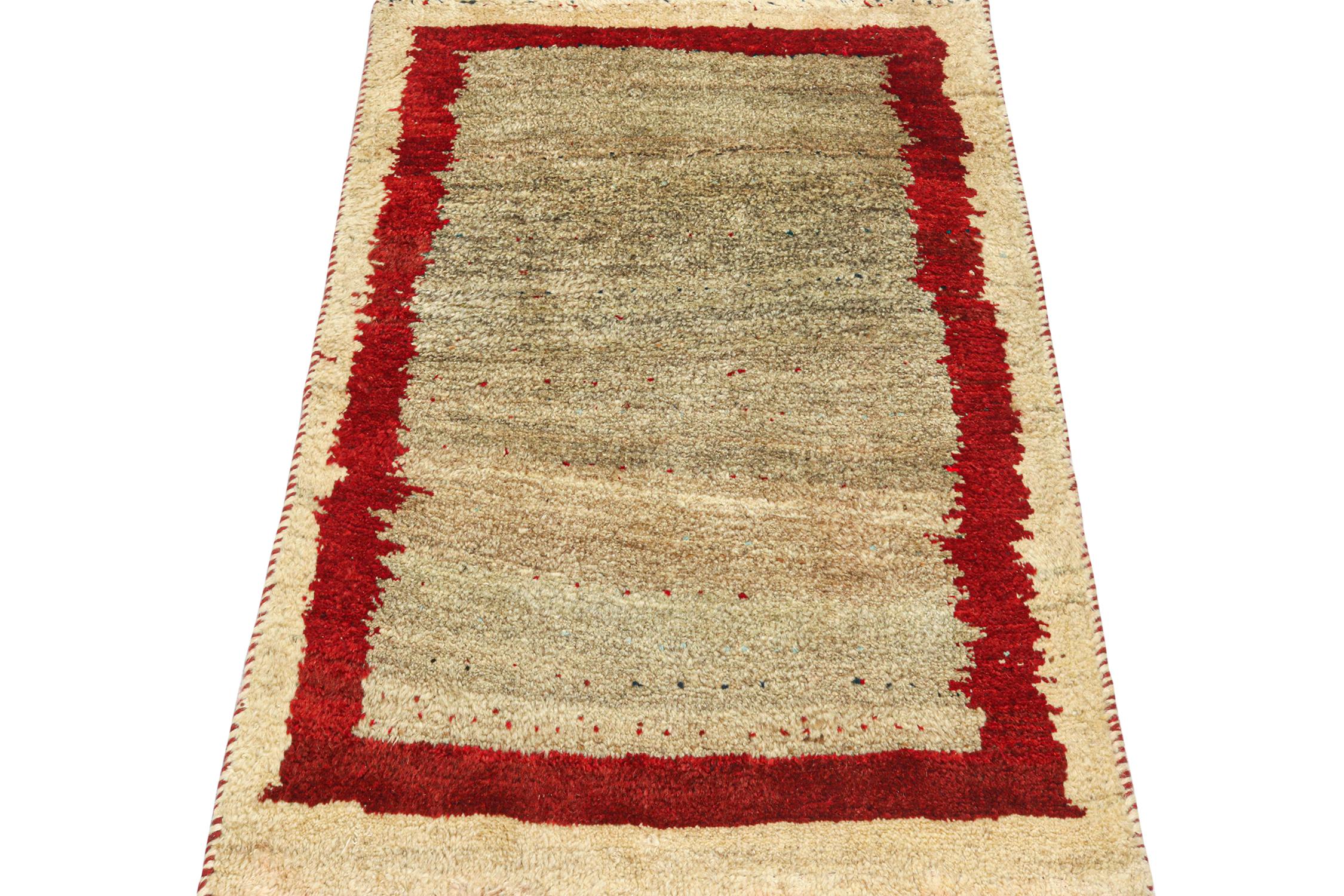 Alfombra tribal Gabbeh vintage en campo abierto beige-marrón y borde rojo by Rug & Kilim Tribal en venta