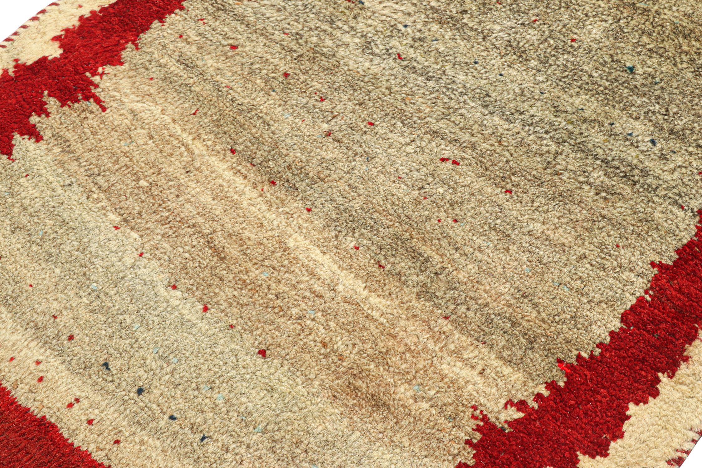 Alfombra tribal Gabbeh vintage en campo abierto beige-marrón y borde rojo by Rug & Kilim Turco en venta