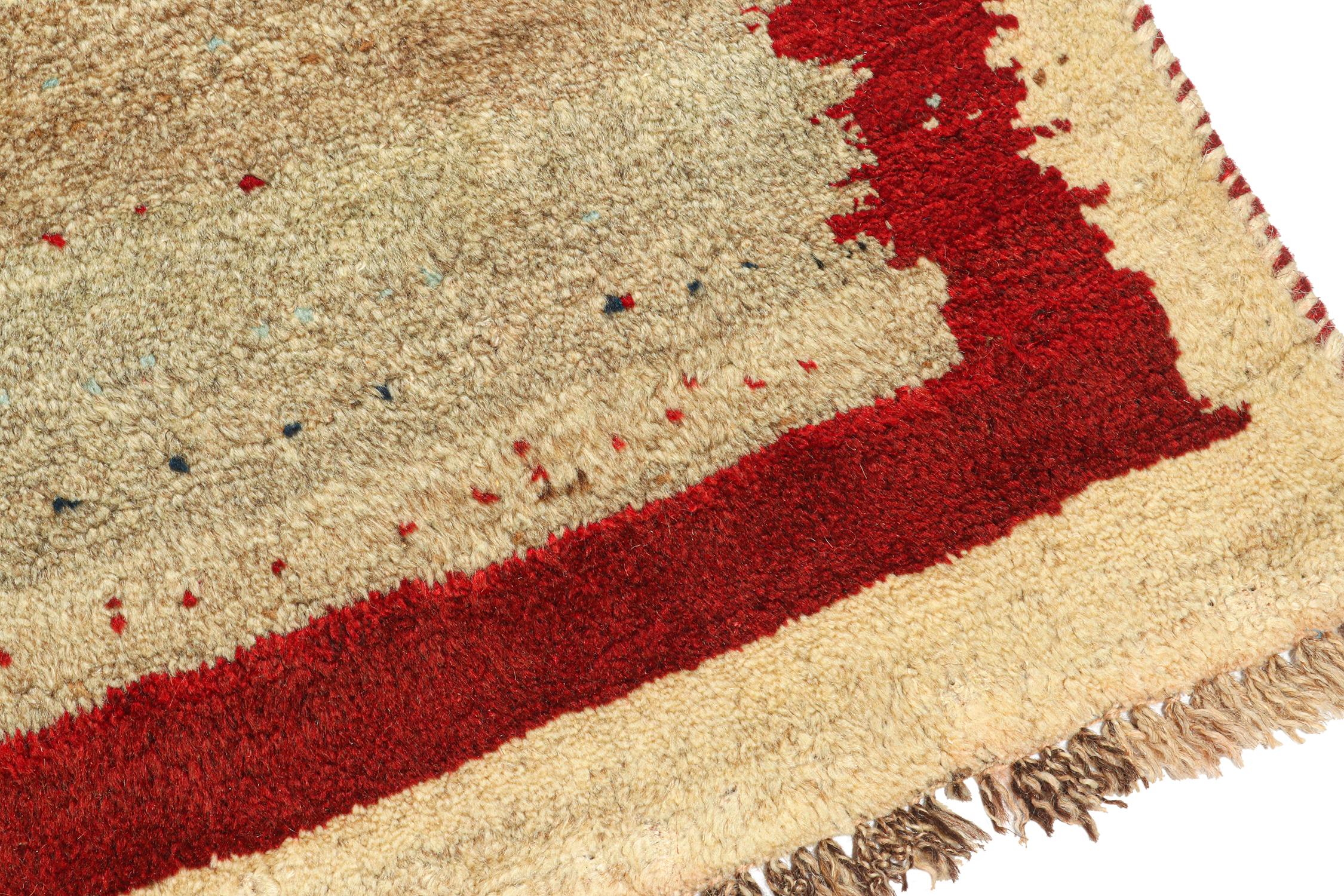 Alfombra tribal Gabbeh vintage en campo abierto beige-marrón y borde rojo by Rug & Kilim Anudado a mano en venta