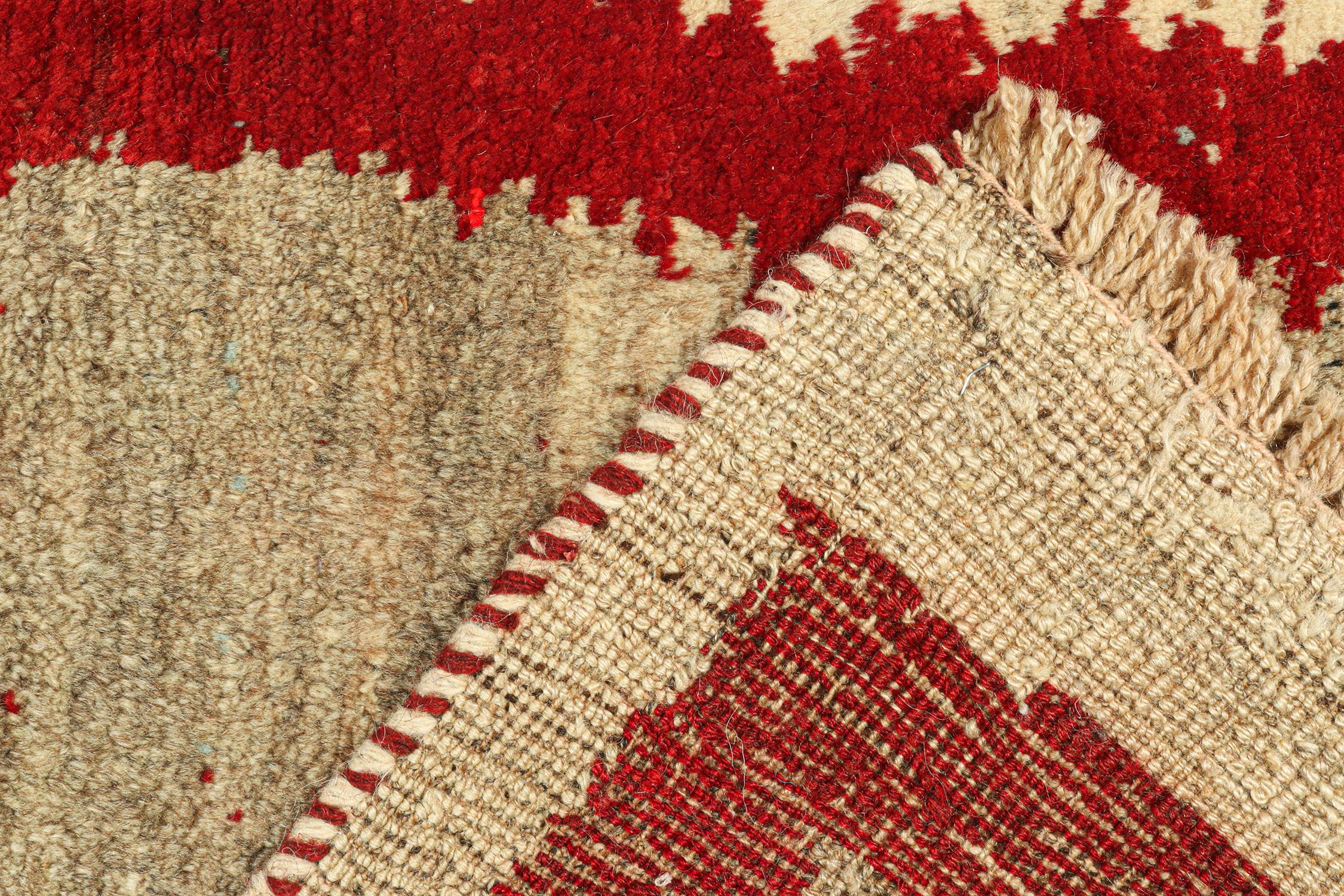 Alfombra tribal Gabbeh vintage en campo abierto beige-marrón y borde rojo by Rug & Kilim mediados del siglo XX en venta