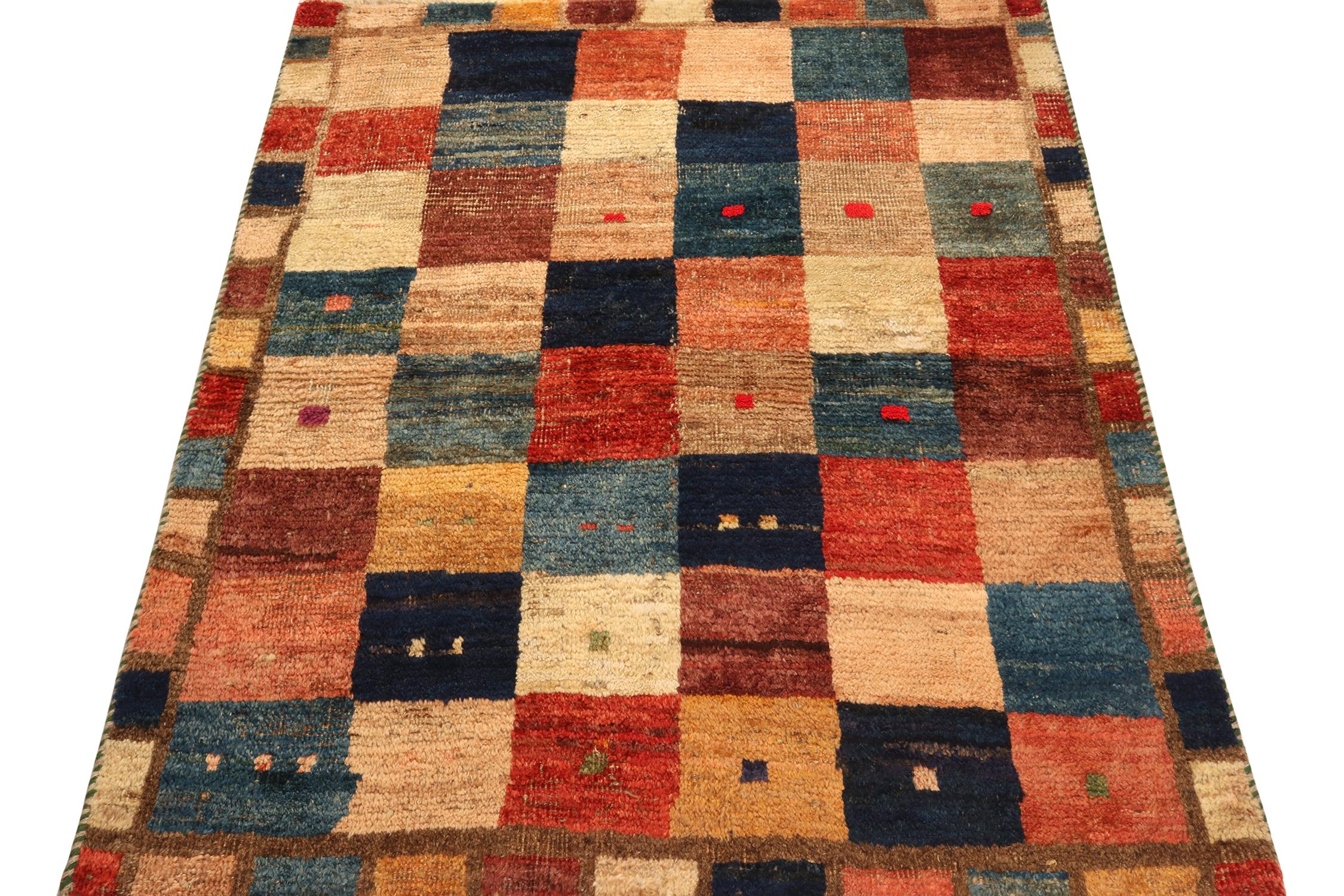 Tribal Tapis tribal Gabbeh vintage à motif géométrique beige-marron et rouge par Rug & Kilim en vente