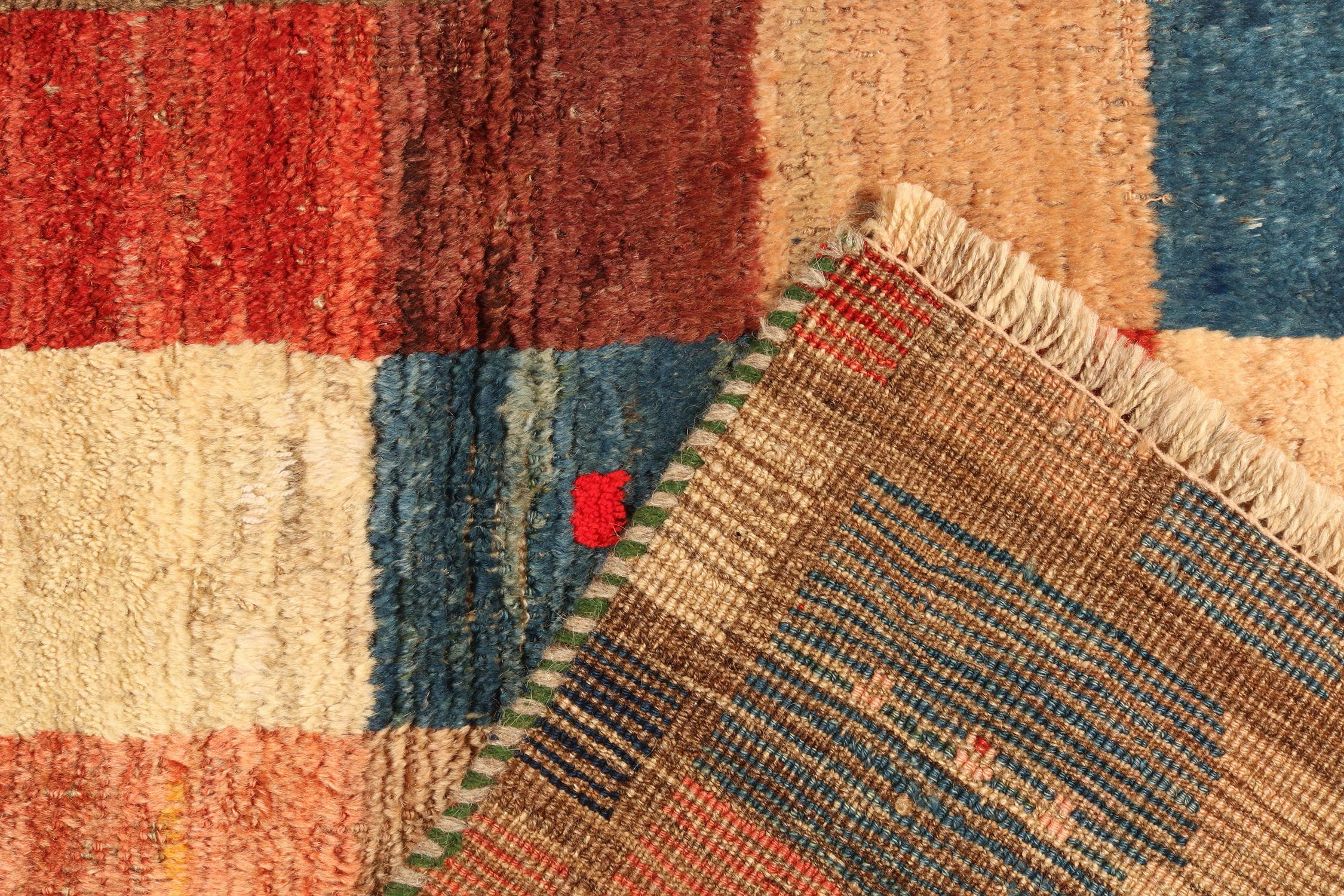 Milieu du XXe siècle Tapis tribal Gabbeh vintage à motif géométrique beige-marron et rouge par Rug & Kilim en vente