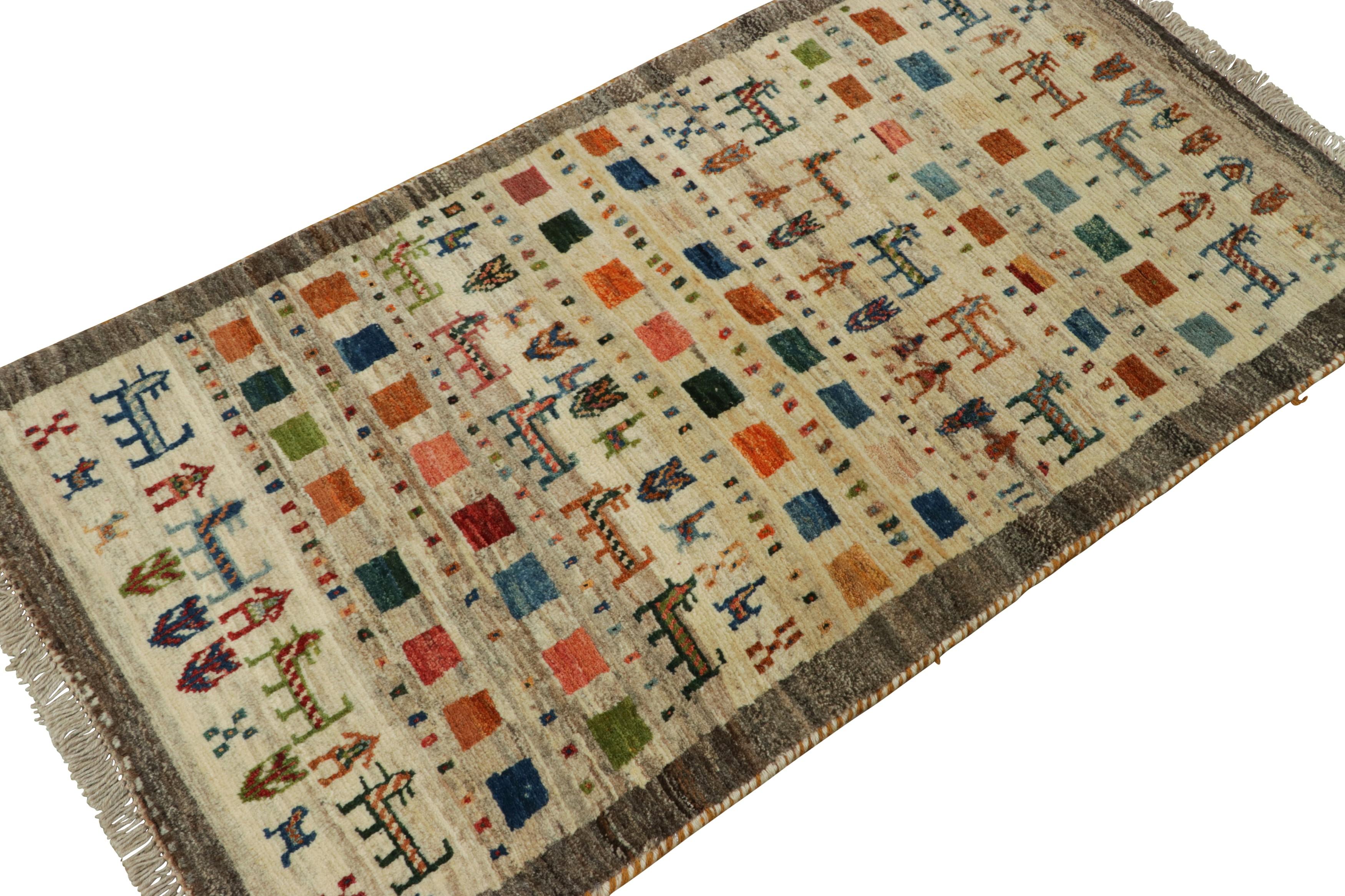 Alfombra tribal Gabbeh vintage en beige con motivos pictóricos en naranja by Rug & Kilim Persa en venta