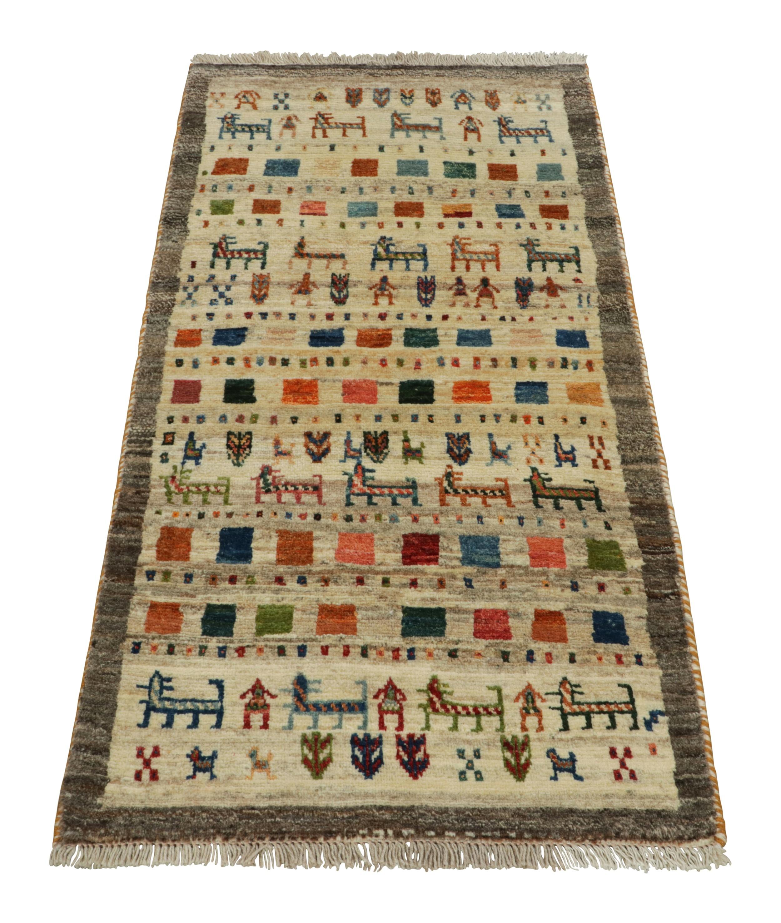 Alfombra tribal Gabbeh vintage en beige con motivos pictóricos en naranja by Rug & Kilim Anudado a mano en venta