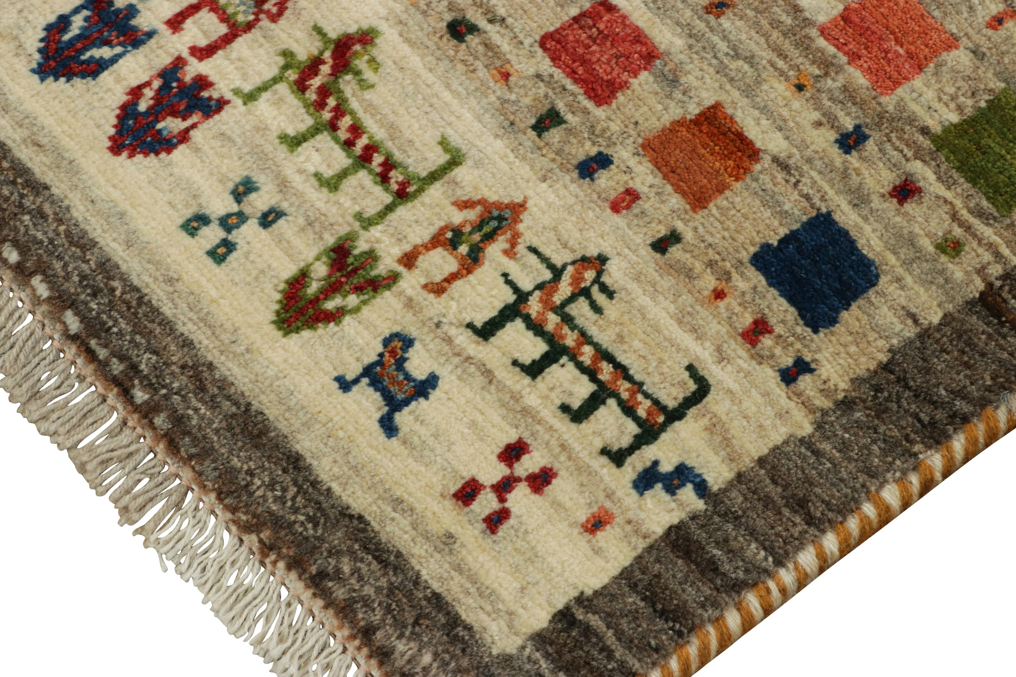 Alfombra tribal Gabbeh vintage en beige con motivos pictóricos en naranja by Rug & Kilim en Bueno estado para la venta en Long Island City, NY
