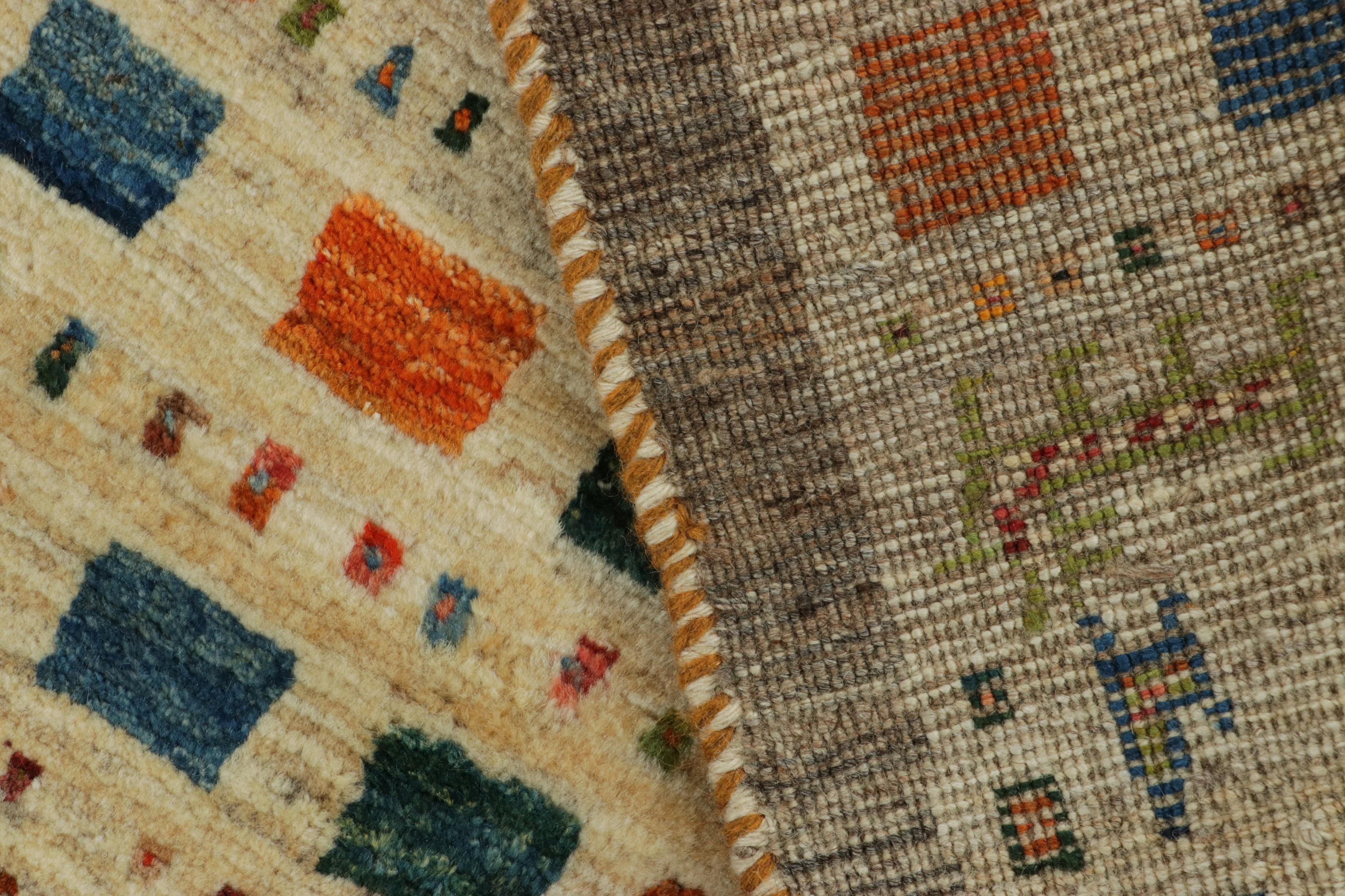 Alfombra tribal Gabbeh vintage en beige con motivos pictóricos en naranja by Rug & Kilim mediados del siglo XX en venta